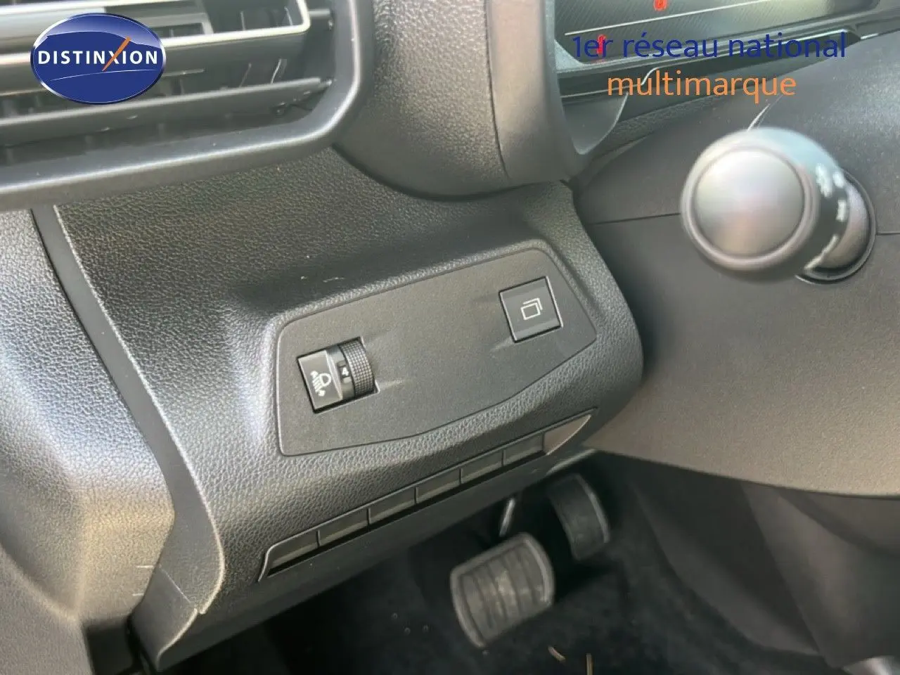 Détail intérieur côté gauche du tableau de bord du Citroën Berlingo 2025 avec commandes de réglage et pédales visibles.