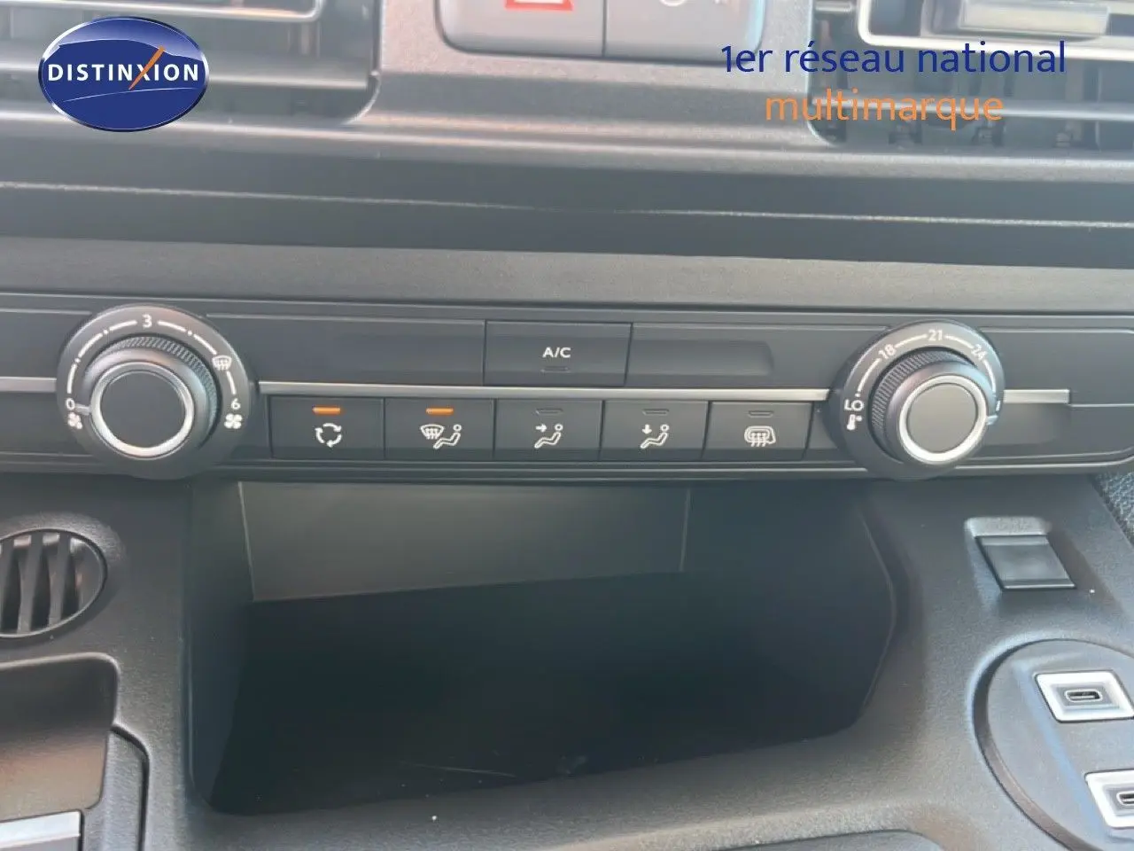 Vue rapprochée de la console centrale du Citroën Berlingo 2025, montrant les commandes de climatisation et ventilation.