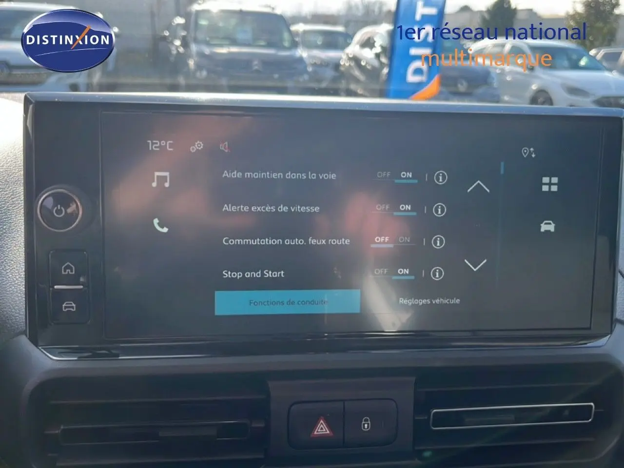 Écran tactile central du tableau de bord du Citroën Berlingo 2025 affichant les aides à la conduite.
