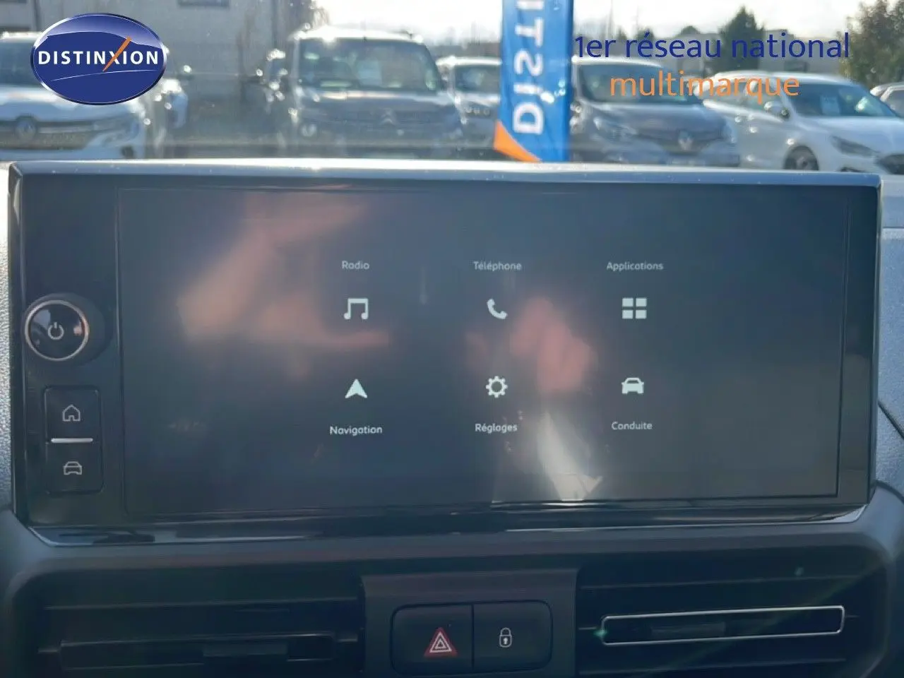 Vue avant du tableau de bord du Citroën Berlingo blanc Icy 2025, avec écran tactile central et commandes visibles.