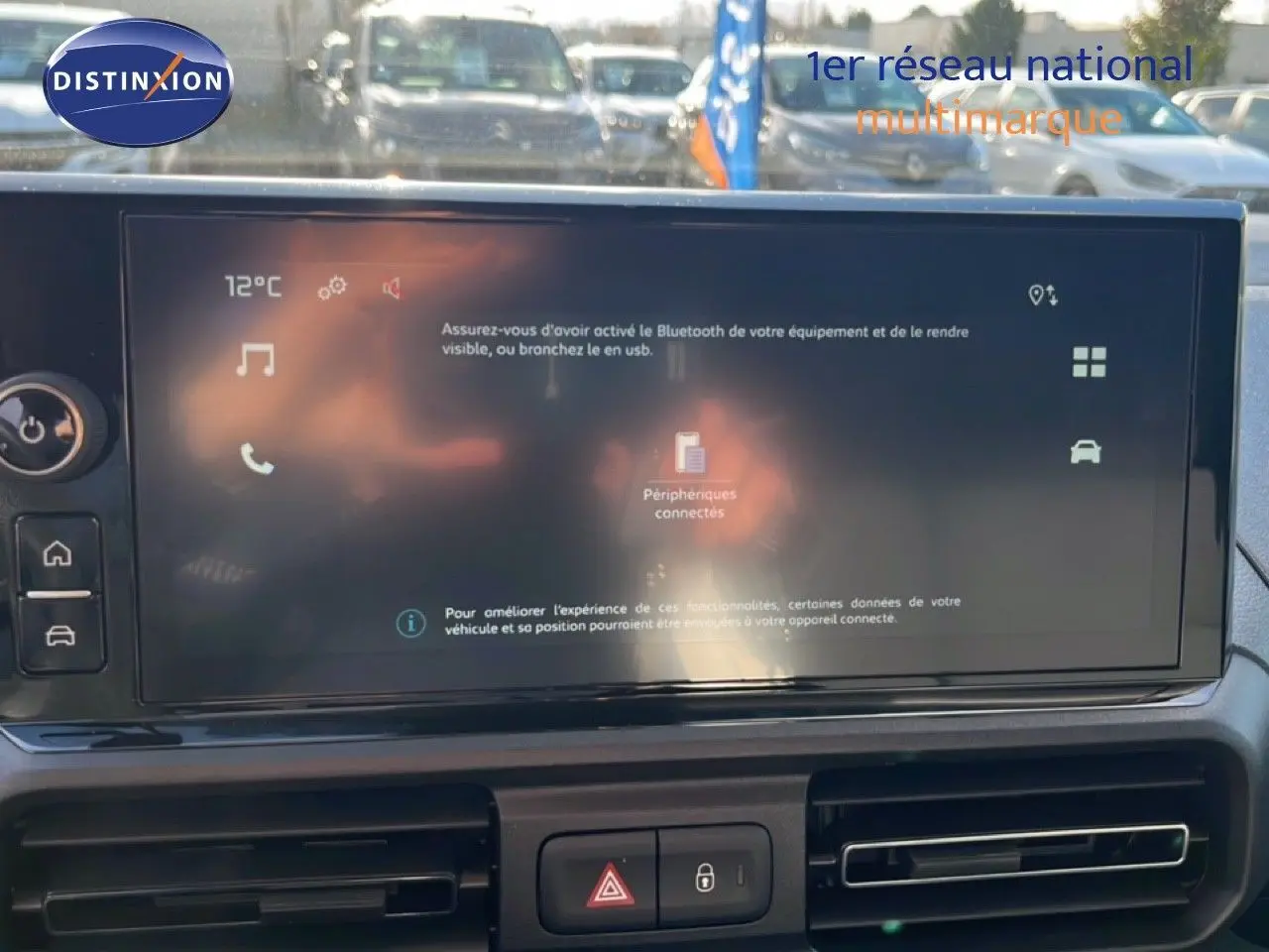 Écran tactile du tableau de bord du Citroën Berlingo blanc, affichant les connexions Bluetooth et USB.