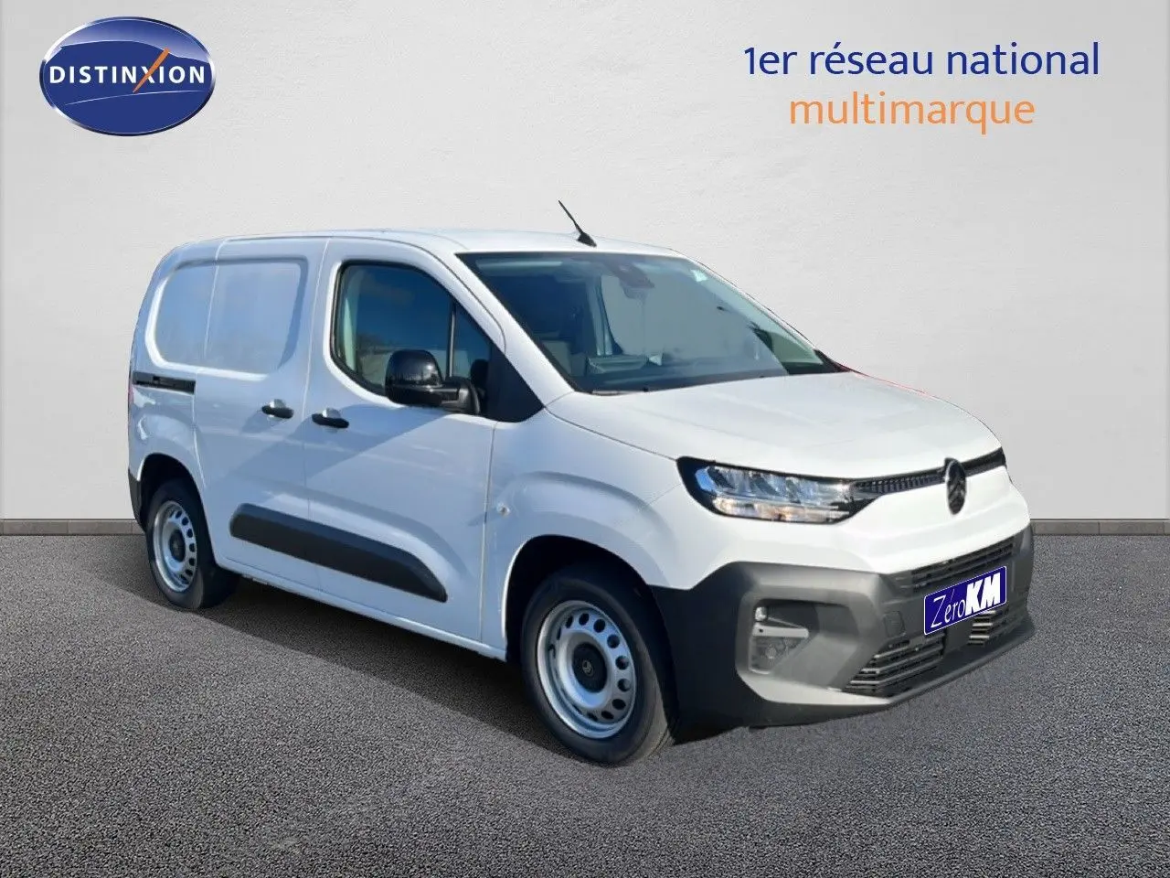 Vue 3/4 avant d'un Citroën Berlingo blanc Icy version utilitaire avec pare-chocs noirs et jantes acier.