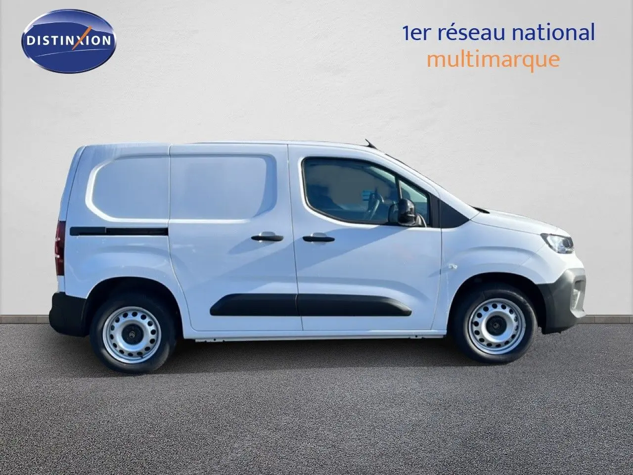 Profil droit du Citroën Berlingo blanc Icy 2025, version utilitaire avec protections noires et jantes acier.