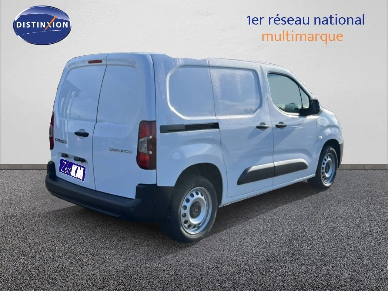 Citroën Berlingo blanc icy vu en 3/4 arrière droit, fourgon compact avec protections latérales noires.