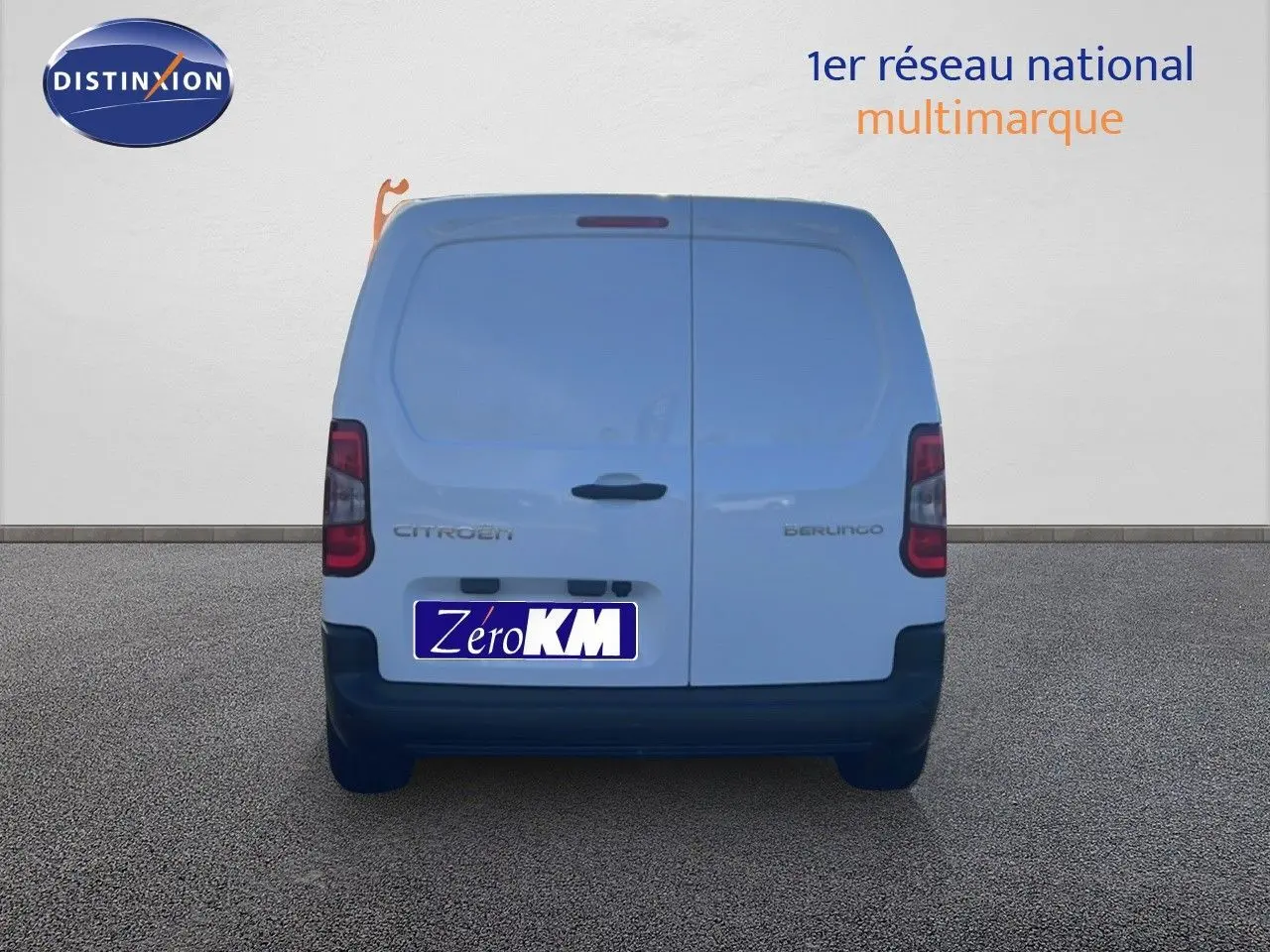 Vue arrière d’un Citroën Berlingo blanc Icy 2025, fourgon compact avec portes battantes fermées.