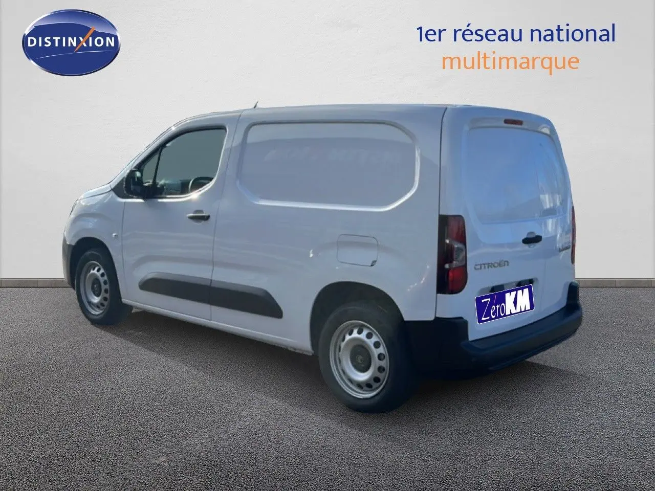 Vue 3/4 arrière droite d’un Citroën Berlingo blanc Icy utilitaire avec porte latérale et jantes acier.