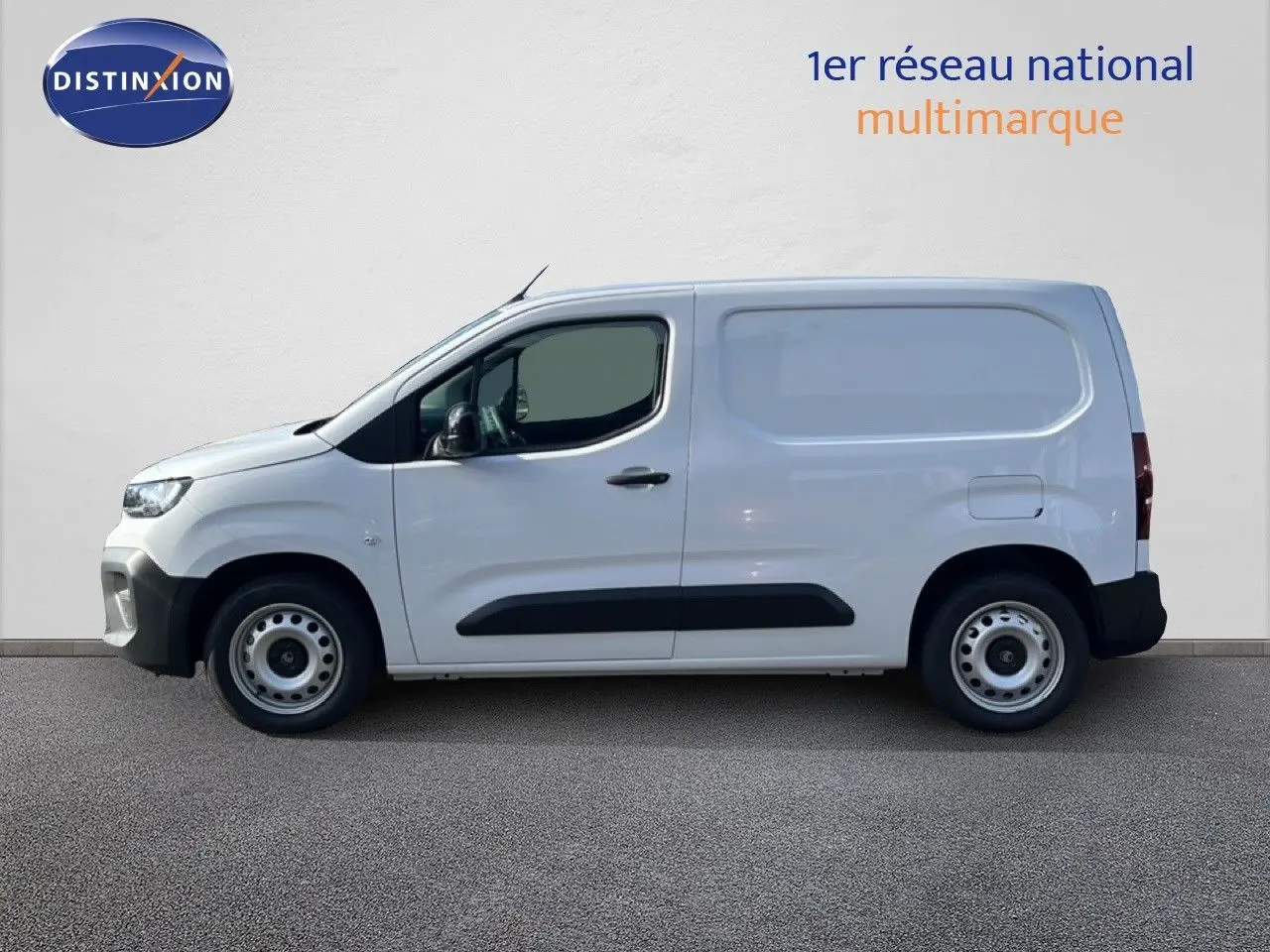Profil droit d’un Citroën Berlingo blanc Icy version utilitaire avec jantes acier et protections latérales noires.
