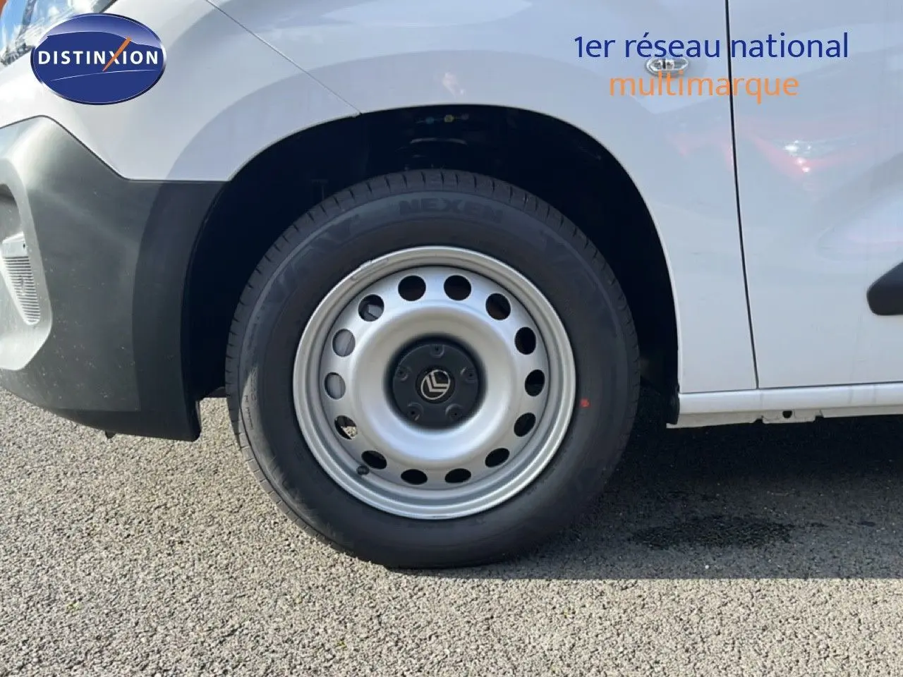 Gros plan sur la roue avant gauche d’un Citroën Berlingo blanc Icy, avec jante acier et partie basse noire.
