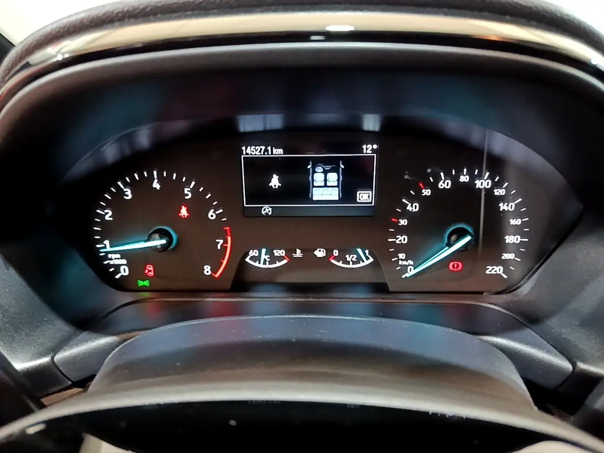 Tableau de bord de Ford Fiesta 2022 essence, affichage numérique et compteurs analogiques vus de face.