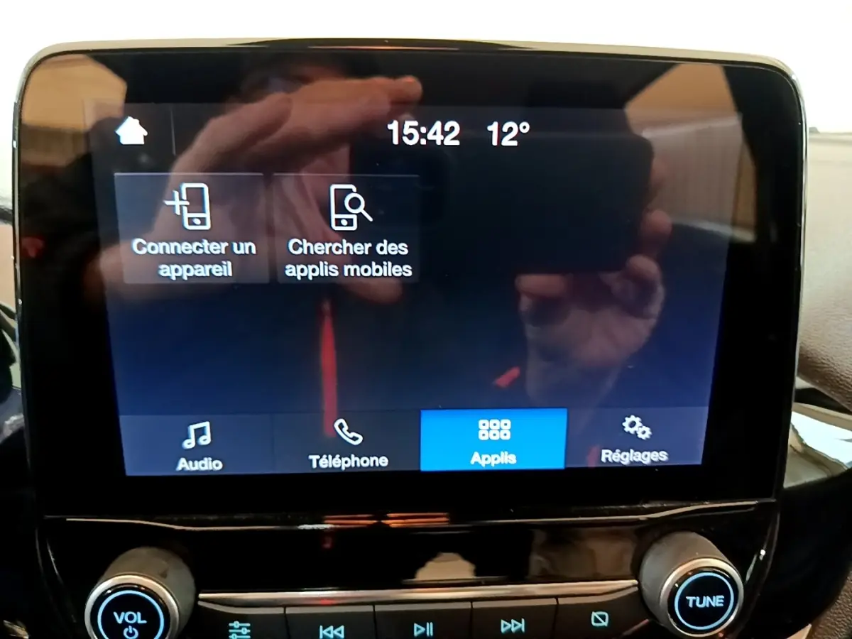 Écran tactile central de 8 pouces de la Ford Fiesta blanche 2022, affichant options de connexion et applications.