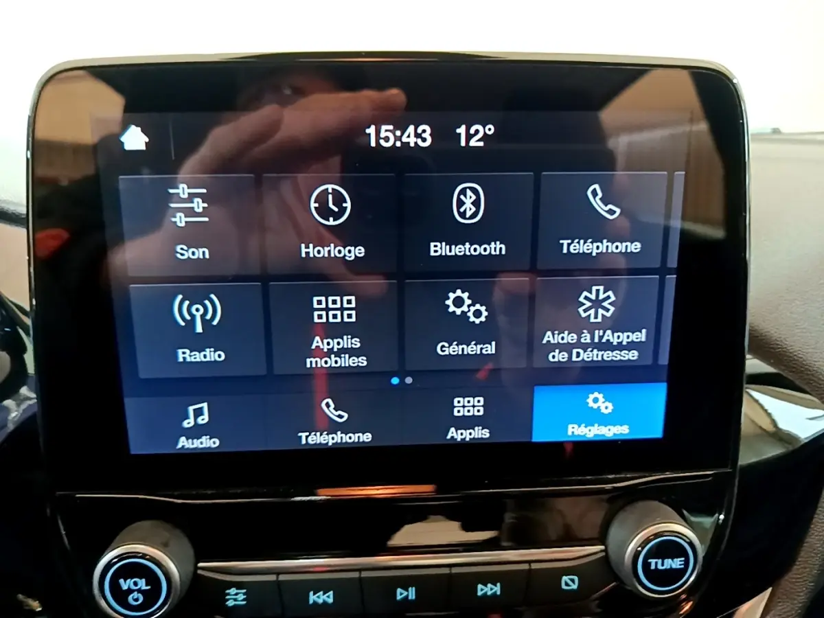 Écran tactile central de la Ford Fiesta 2022 affichant le menu Bluetooth et réglages, vue intérieure rapprochée.