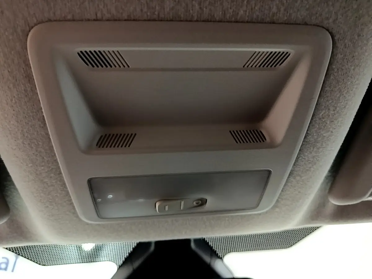 Plafonnier intérieur gris clair de la Ford Fiesta 2022, vue en contre-plongée depuis l'habitacle.