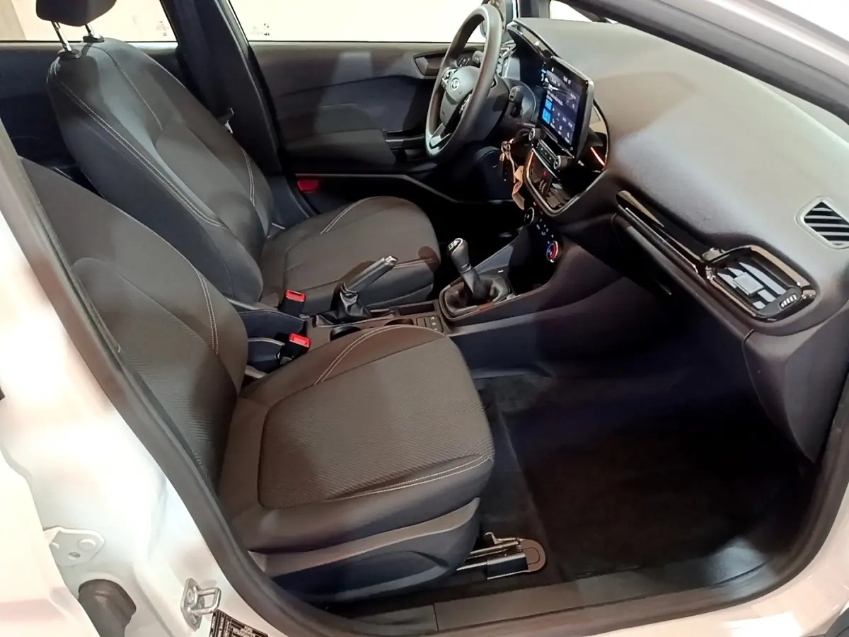 Intérieur noir de la Ford Fiesta 1.1 75ch Cool & Connect 2022 vu côté conducteur, avec écran tactile central.