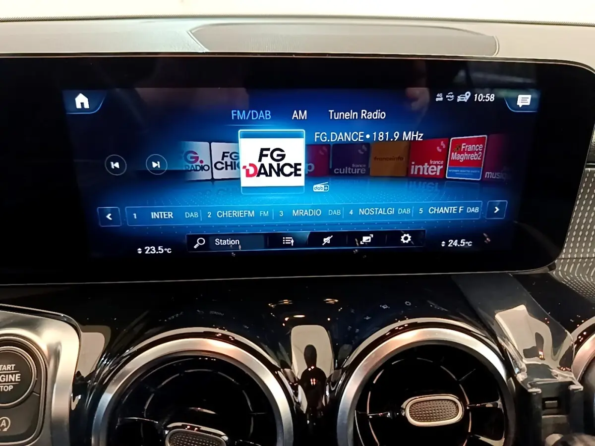 Écran tactile central du tableau de bord du Mercedes GLB 200 d Business Line 2021, affichant une radio FM.