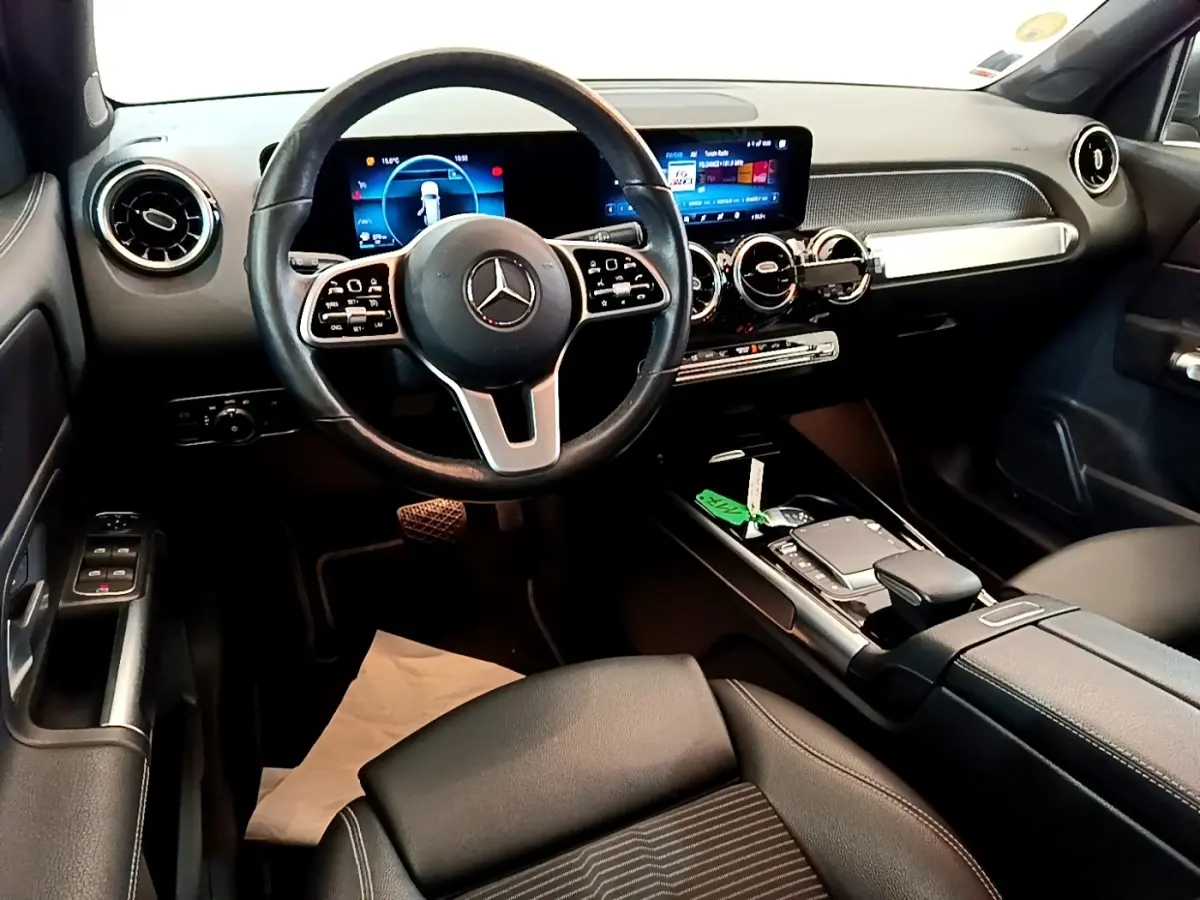 Intérieur noir du Mercedes GLB 200 d 2021 vu de face, avec tableau de bord numérique et volant cuir alu.