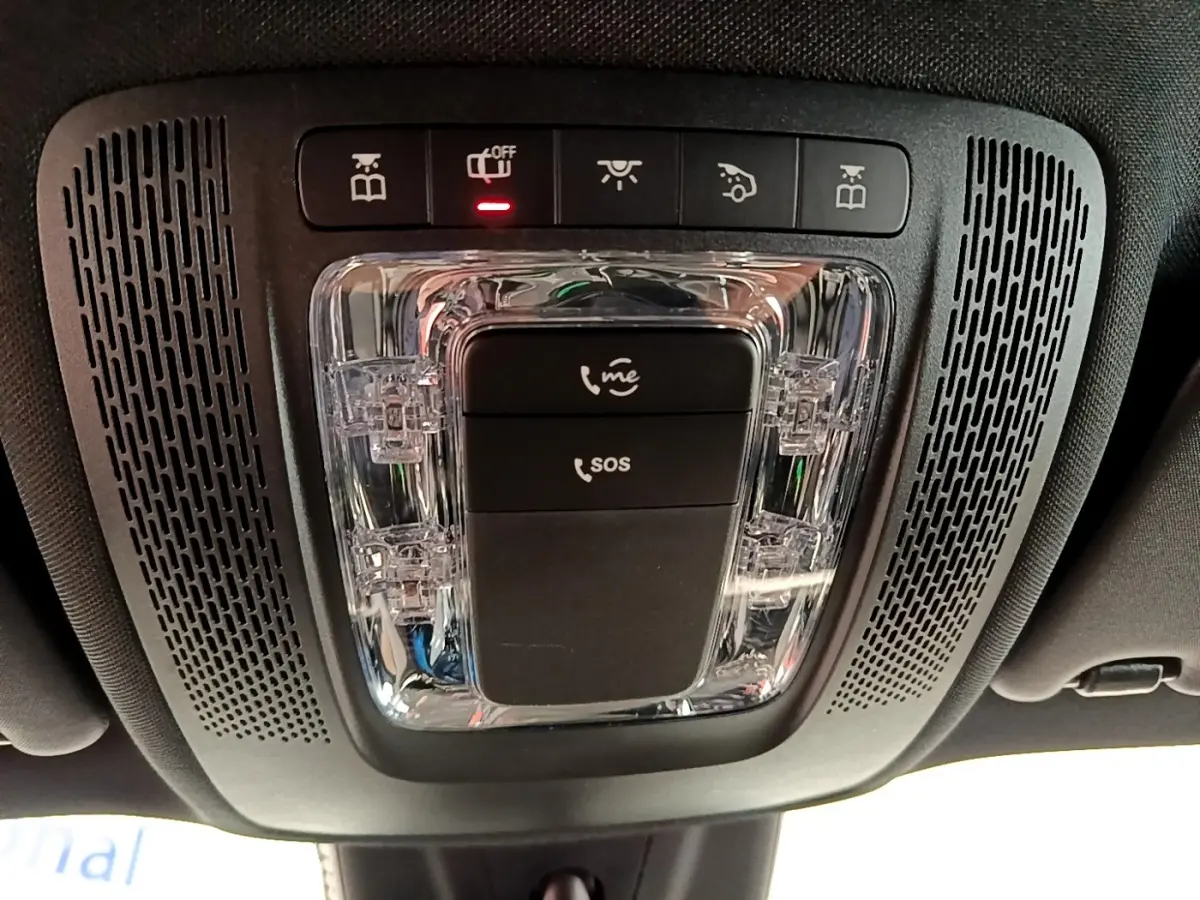 Vue en contre-plongée du plafonnier noir avec commandes SOS et éclairage d’un Mercedes GLB 200 d Business Line gris foncé 2021.
