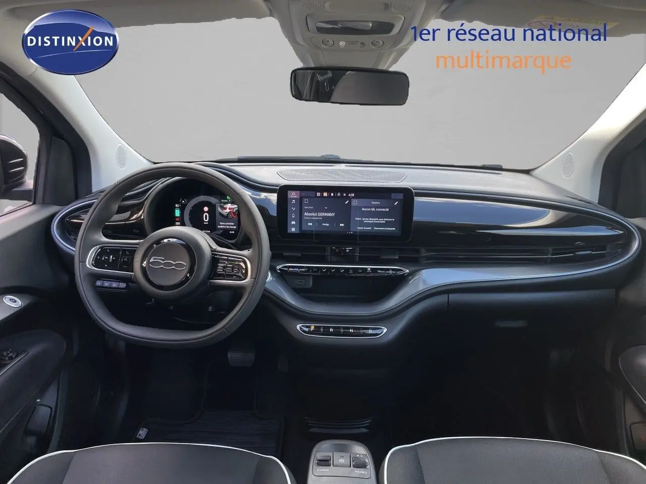 Tableau de bord noir brillant de la Fiat 500 électrique 2023, vue frontale centrée sur le volant et l’écran tactile.