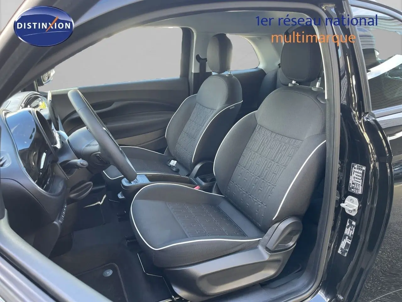 Intérieur avant droit de la FIAT 500 Electrique noir onyx 2023, sièges tissu noir avec surpiqûres blanches.