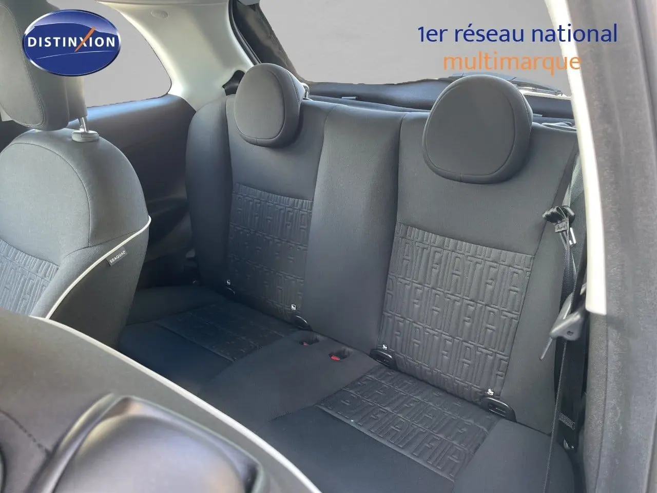 Vue intérieure sur les sièges arrière noirs avec motif FIAT en tissu de la Fiat 500 électrique 2023.