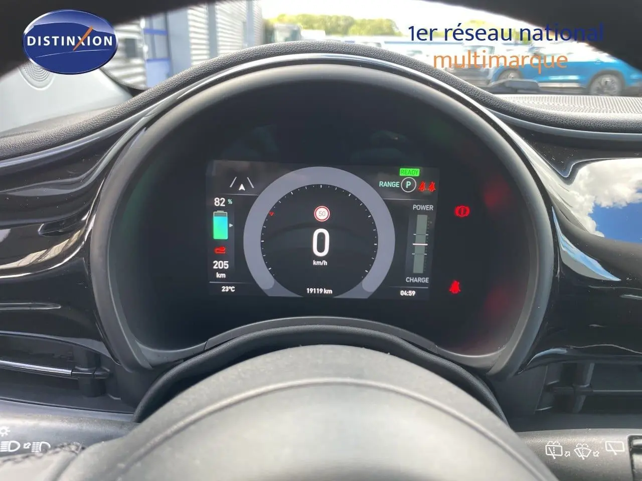 Vue rapprochée du tableau de bord numérique de la Fiat 500 électrique 2023 en noir onyx, affichant la vitesse à 0 km/h.