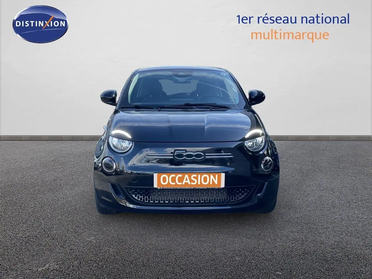 Vue frontale d'une FIAT 500 électrique 2023 noir onyx avec logo distinctif et plaque "OCCASION" visible.