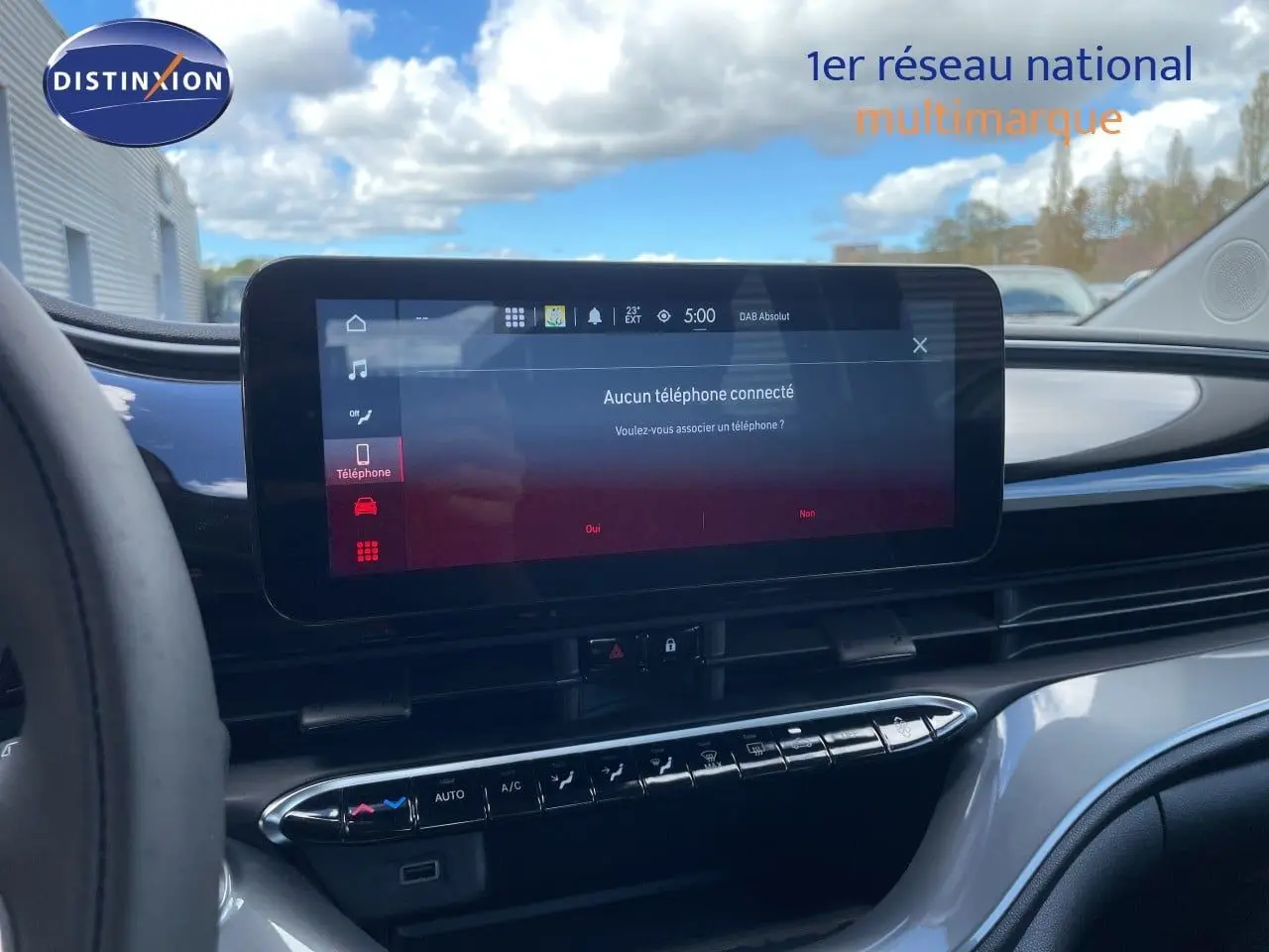 Vue intérieure du tableau de bord de la Fiat 500 électrique 2023, avec écran tactile central et finition noire brillante.