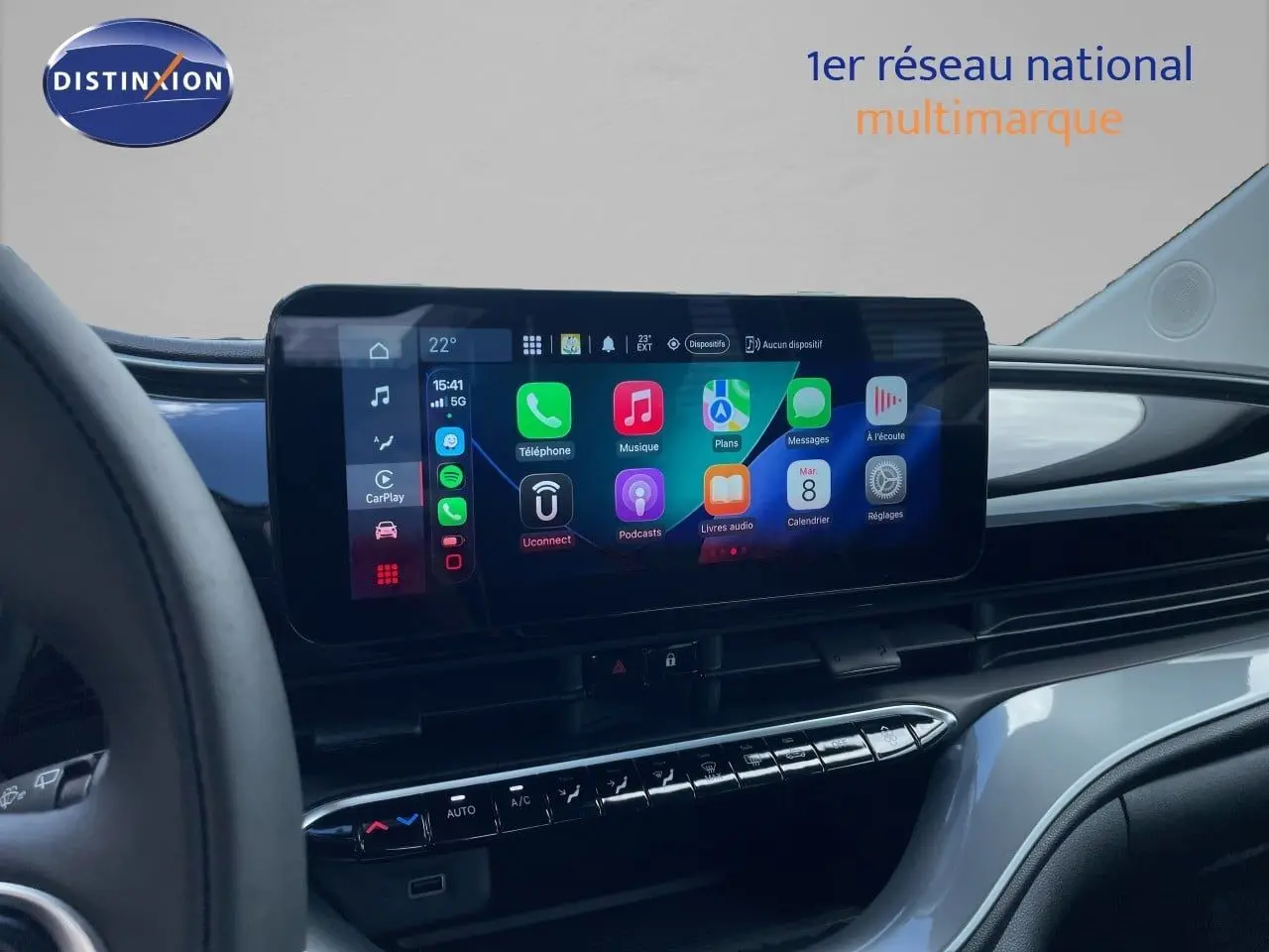 Vue intérieure du tableau de bord de la Fiat 500 électrique 2023, avec écran tactile central et finition noire brillante.
