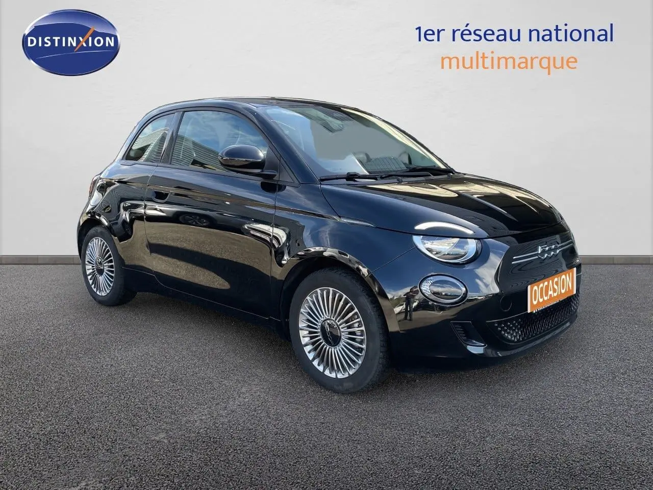 Vue 3/4 avant gauche d'une Fiat 500 électrique 2023 noir onyx avec jantes spécifiques et calandre épurée.