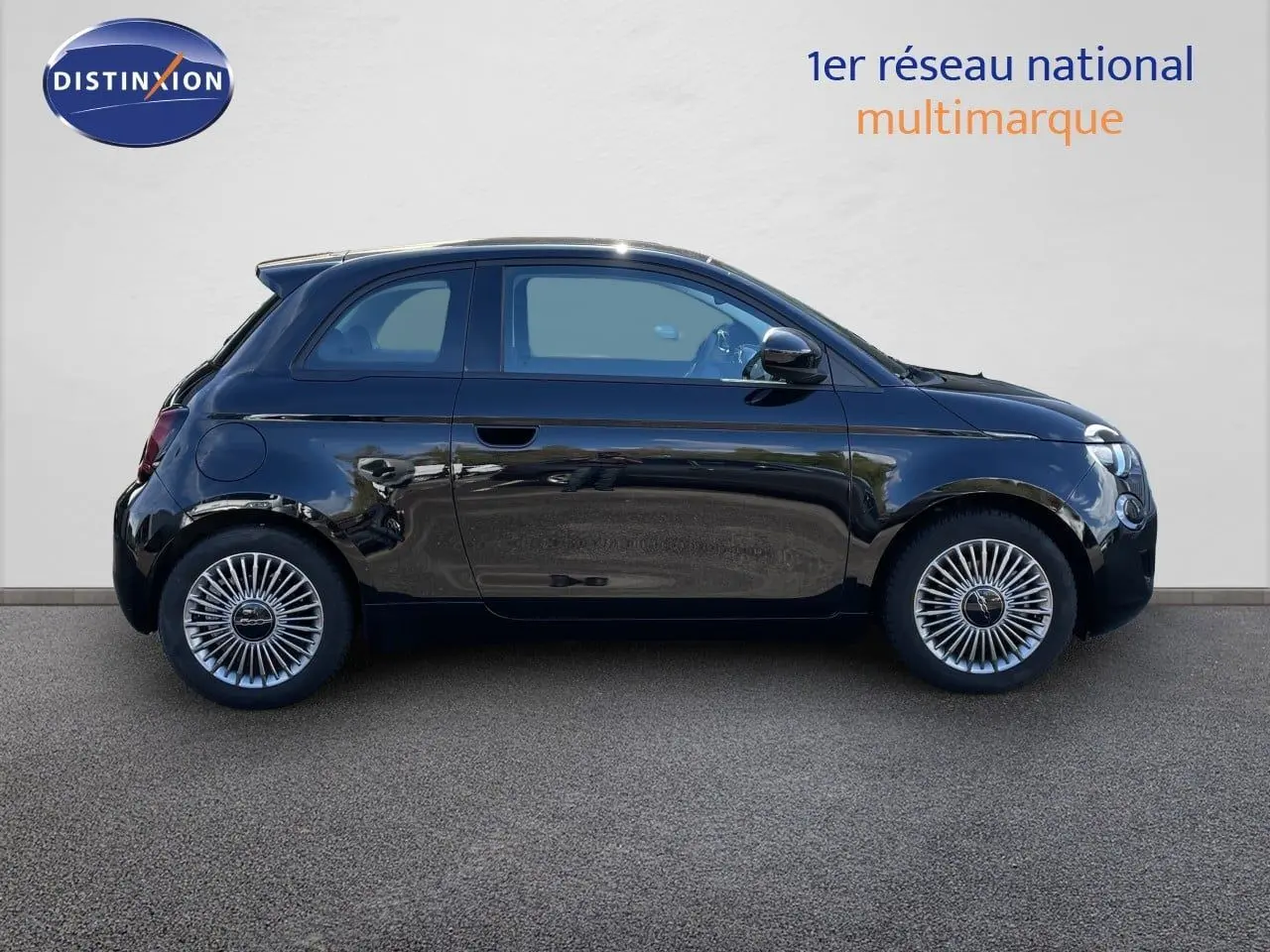 Profil droit de la FIAT 500 électrique 118ch noire Onyx 2023, avec jantes spécifiques et lignes compactes urbaines.
