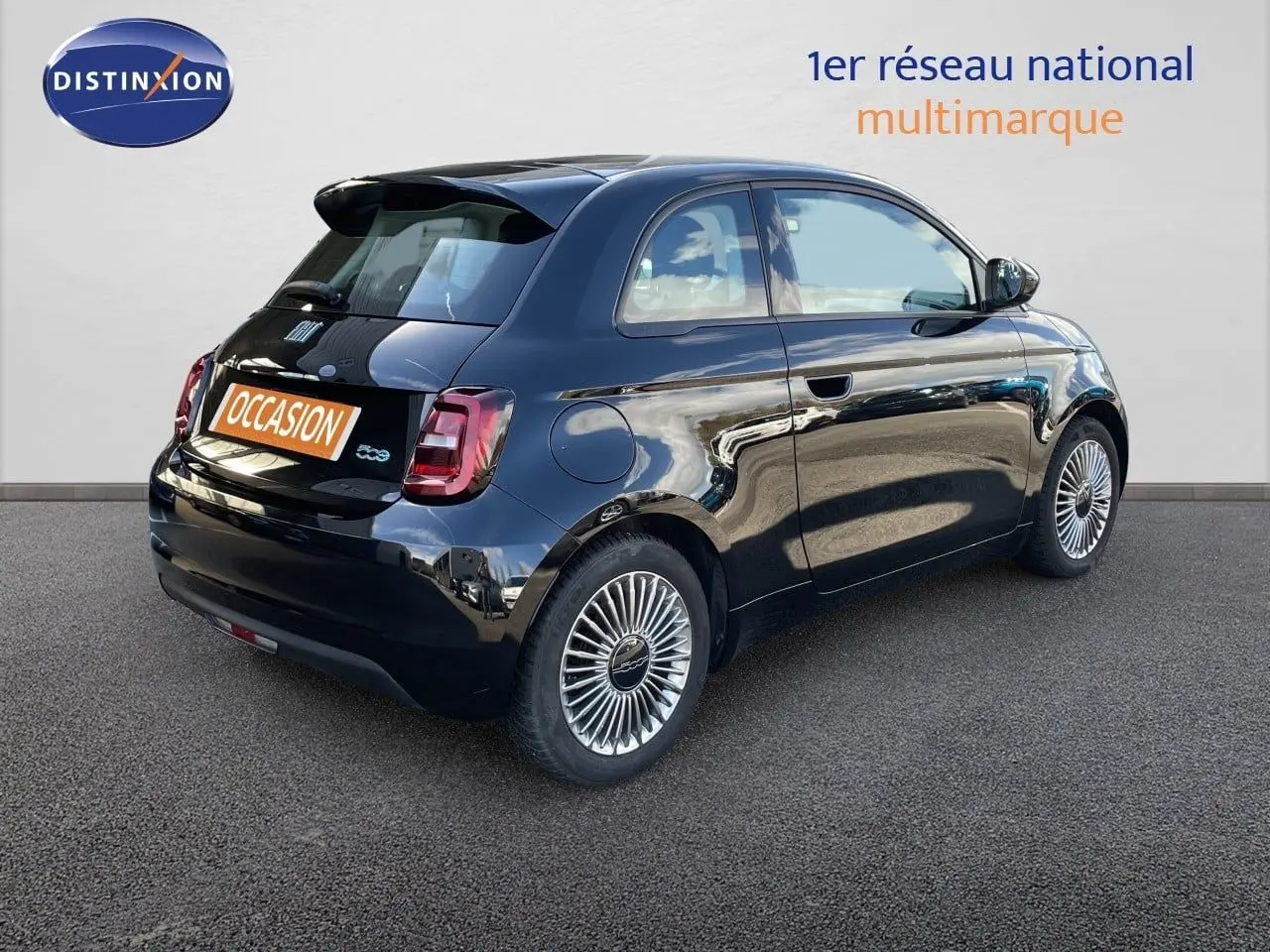 Vue 3/4 arrière droite d'une FIAT 500 électrique 2023 noir Onyx avec jantes spécifiques et feux arrière LED.