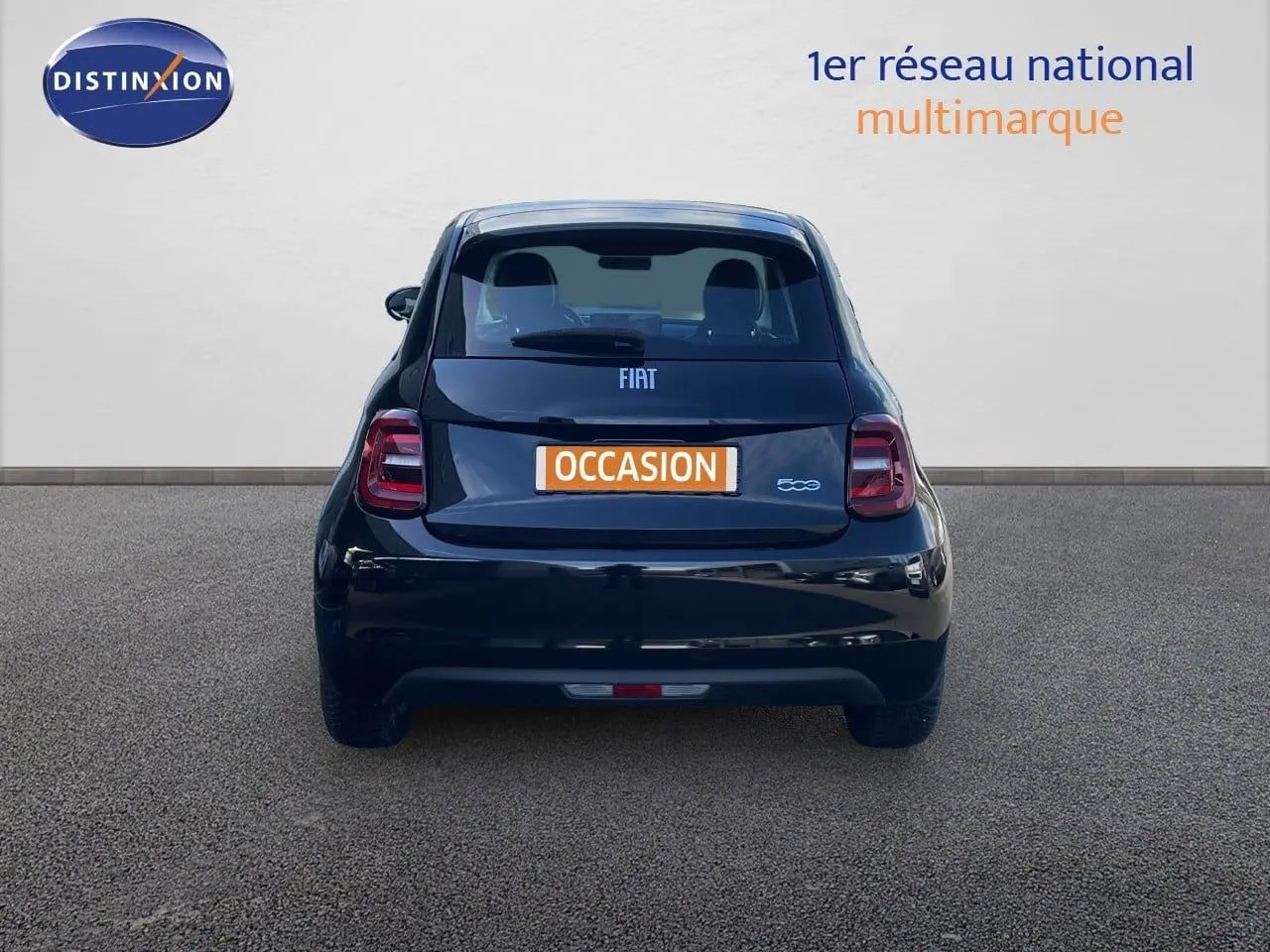Vue arrière d'une FIAT 500 électrique 2023 noir onyx, avec feux arrière LED et plaque "OCCASION" visible.