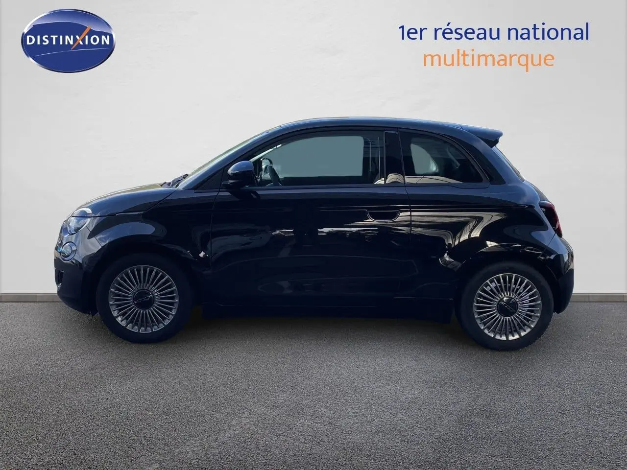 Profil côté gauche de la FIAT 500 électrique 2023 en noir onyx, avec jantes alliage et toit arrondi distinctif.