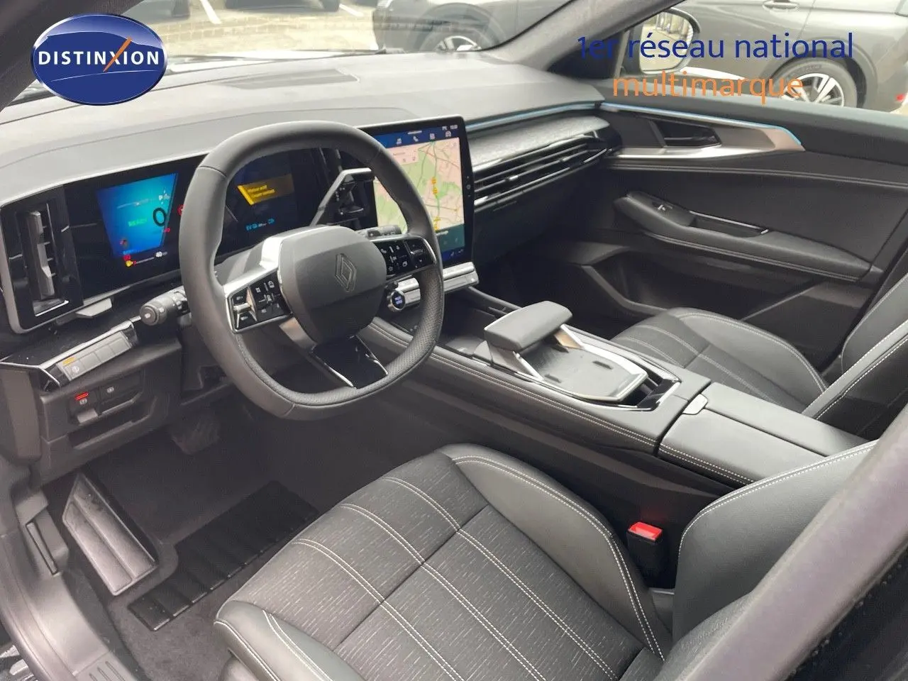 Intérieur noir cuir du Renault Austral E-Tech 2025 vu côté conducteur, avec tableau de bord digital et écran central tactile.
