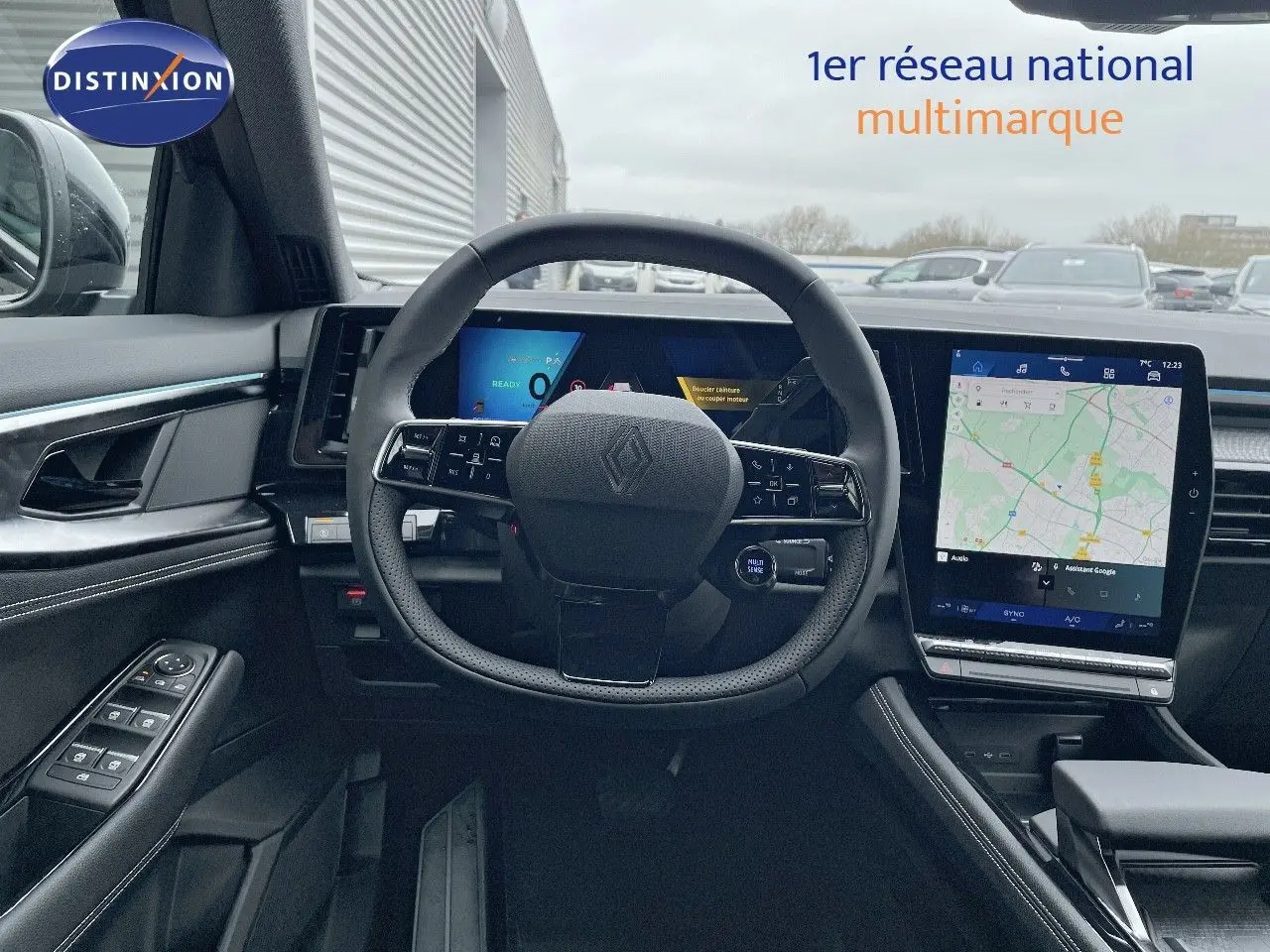 Intérieur du Renault Austral E-Tech 2025 vu du poste de conduite, volant cuir noir et écran tactile avec navigation affichée.