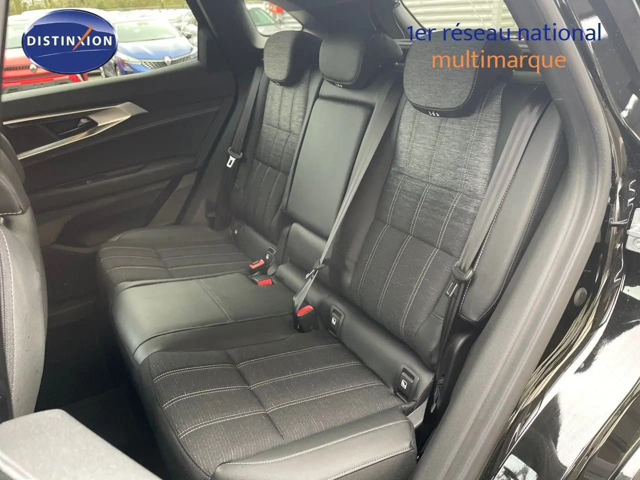 Vue intérieure côté droit des sièges arrière en tissu et cuir noir du Renault Austral E-Tech Full Hybrid 2025.