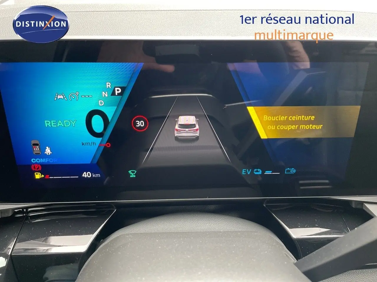Tableau de bord numérique du Renault Austral E-Tech noir, affichant la vitesse et alertes de sécurité en conduite.