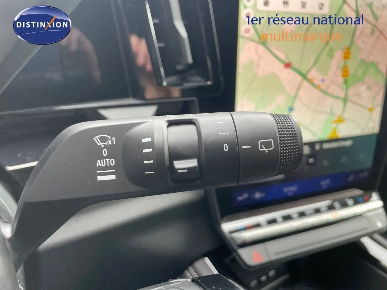 Gros plan sur la commande d'essuie-glace du Renault Austral noir étoile métal avec écran tactile et GPS en arrière-plan.