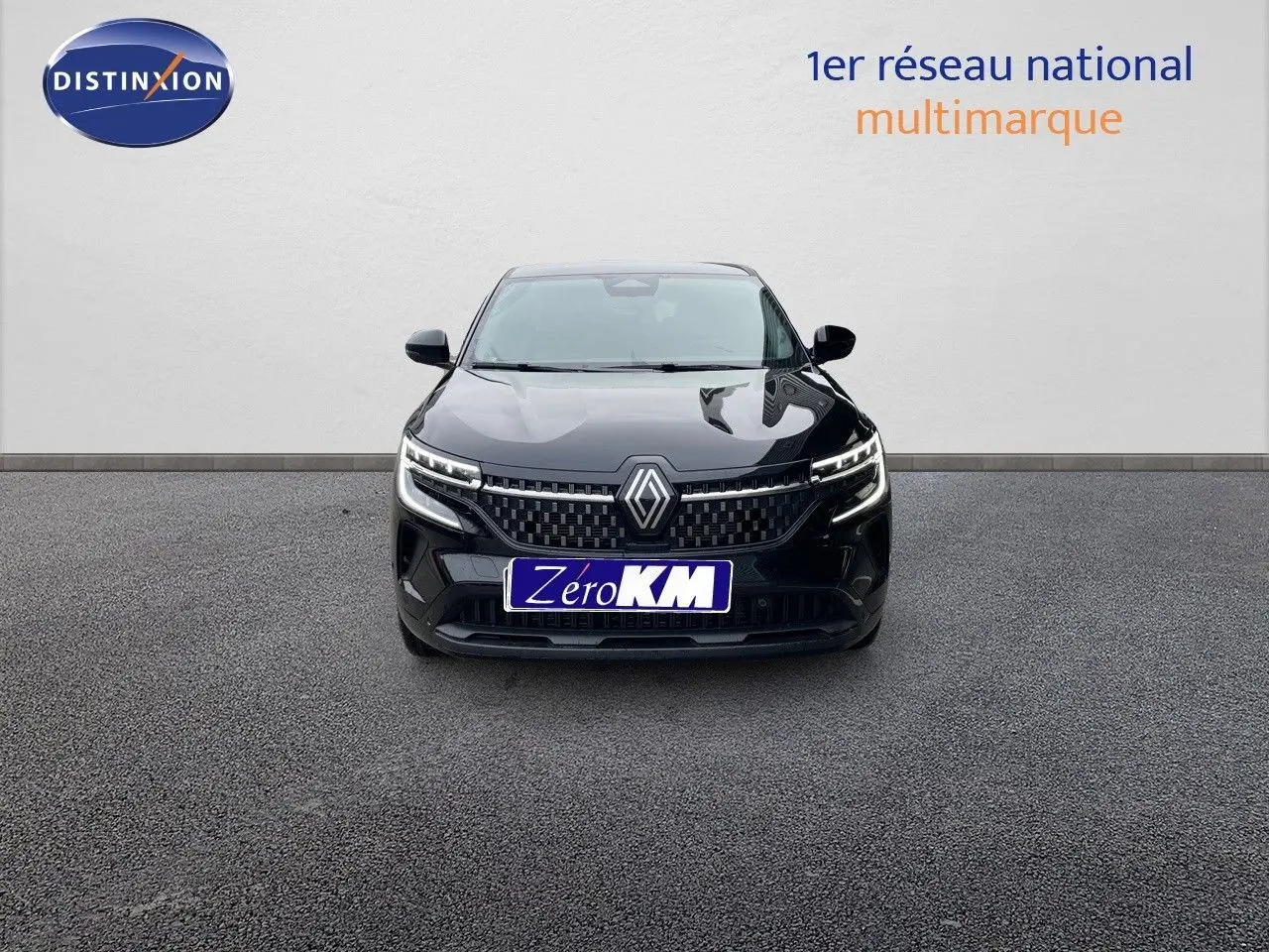 Vue de face du Renault Austral noir étoile métal avec ses phares LED allumés sur fond neutre.