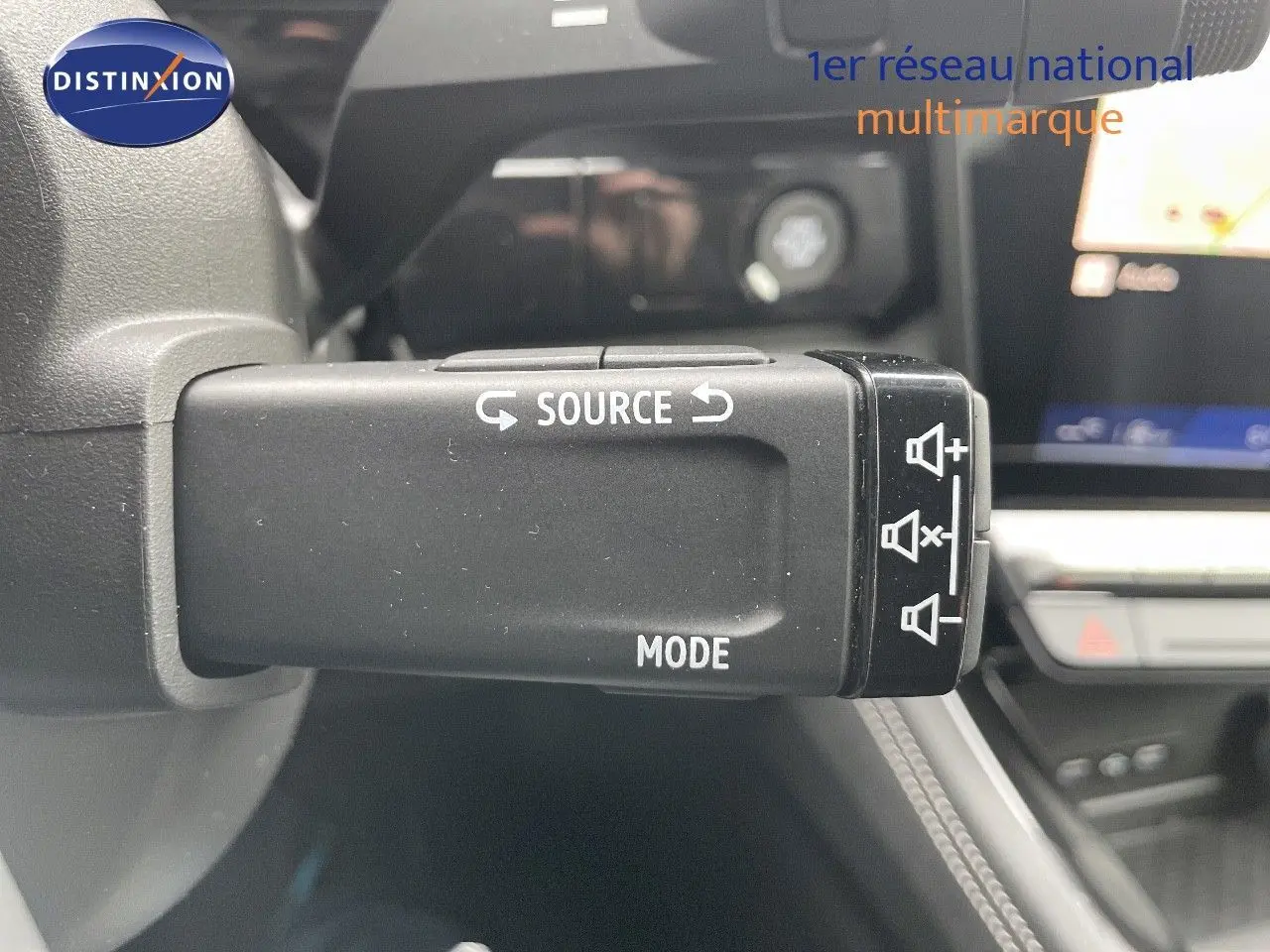 Gros plan sur la commande audio au volant du Renault Austral E-Tech Full Hybrid 2025, intérieur moderne et écran tactile visible.