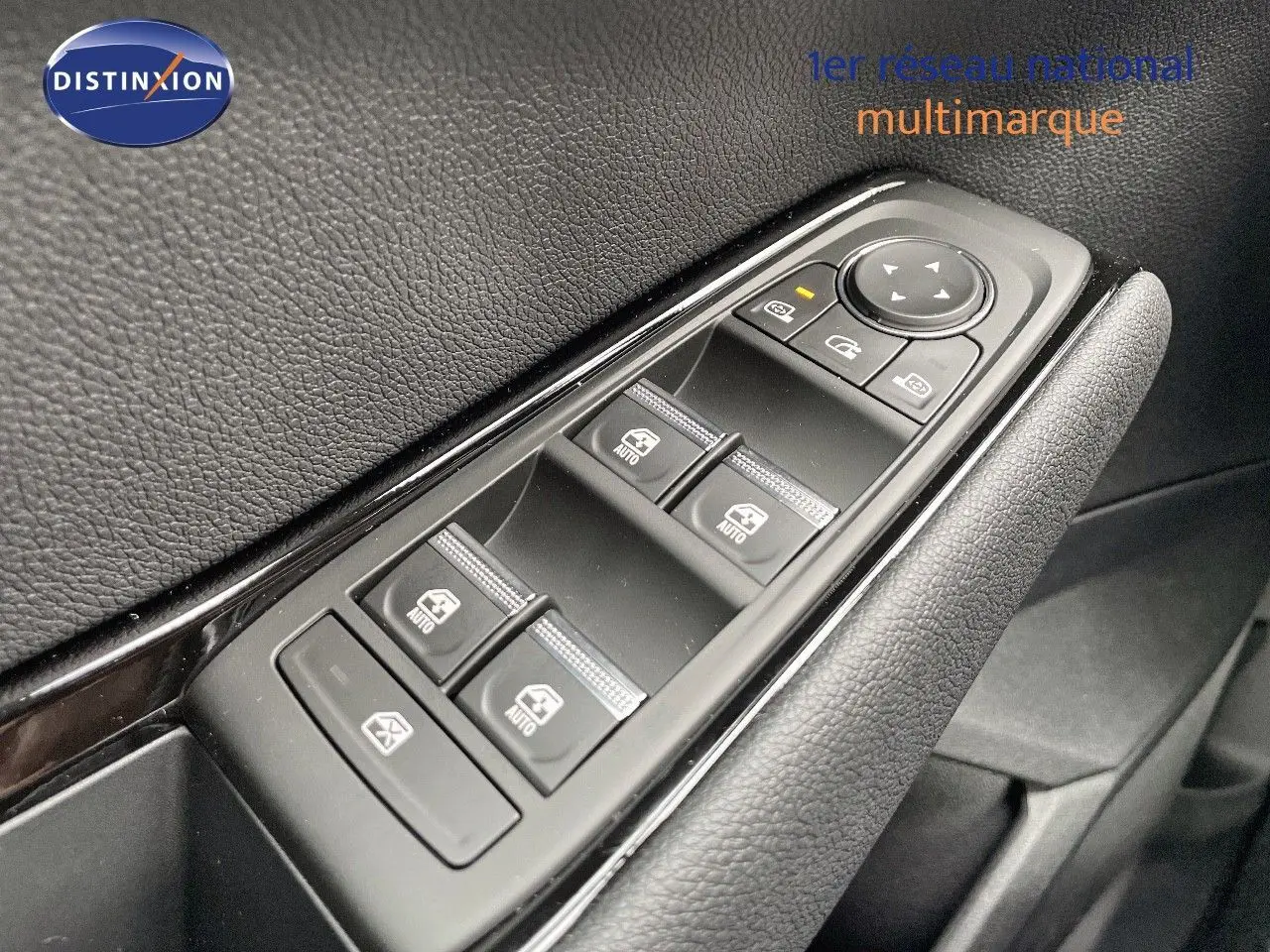 Gros plan sur les commandes de lève-vitres et rétroviseurs côté conducteur du Renault Austral noir étoile métal 2025.