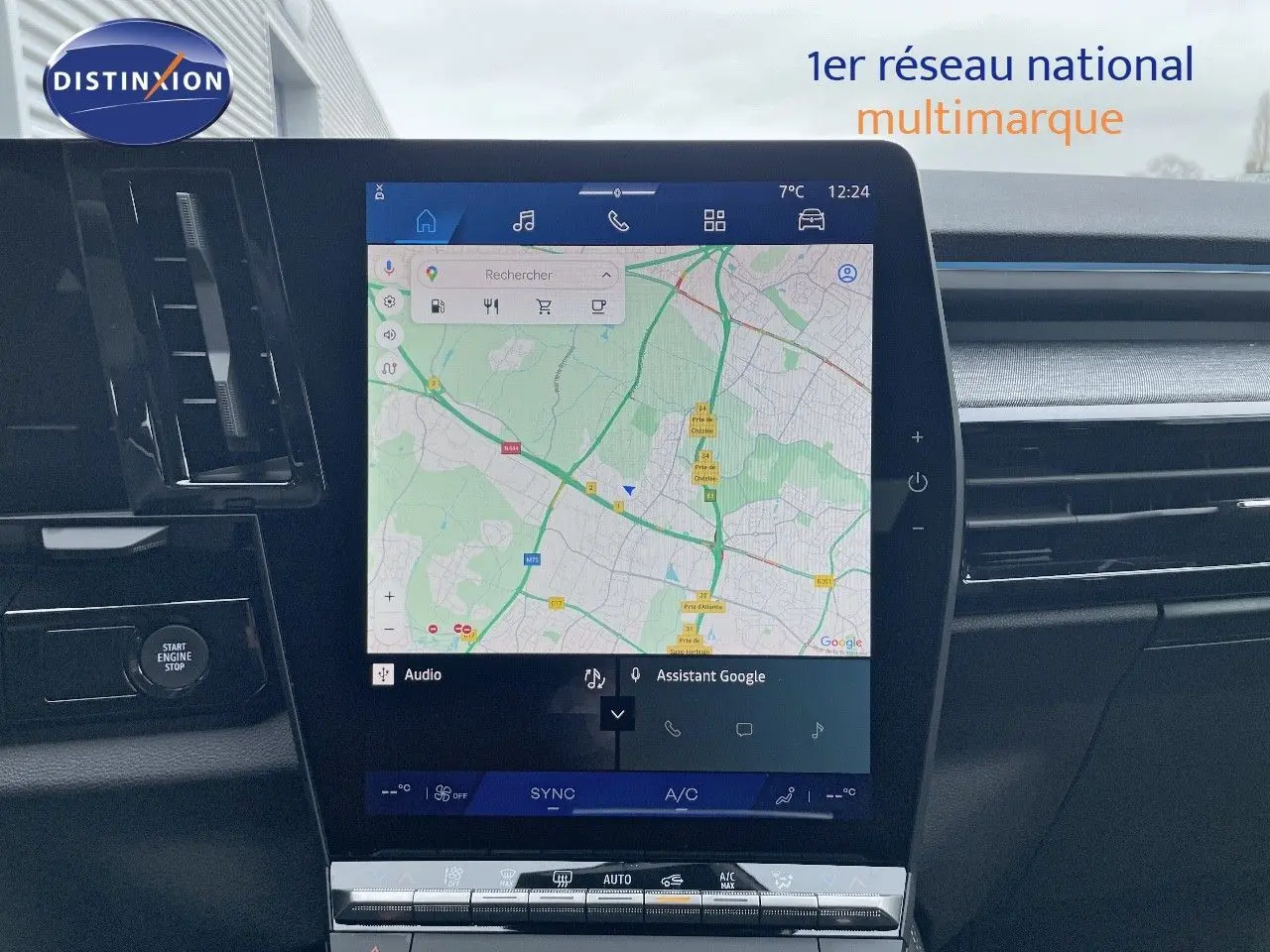 Écran tactile central avec navigation GPS dans l'habitacle noir du Renault Austral E-Tech Full Hybrid 2025.