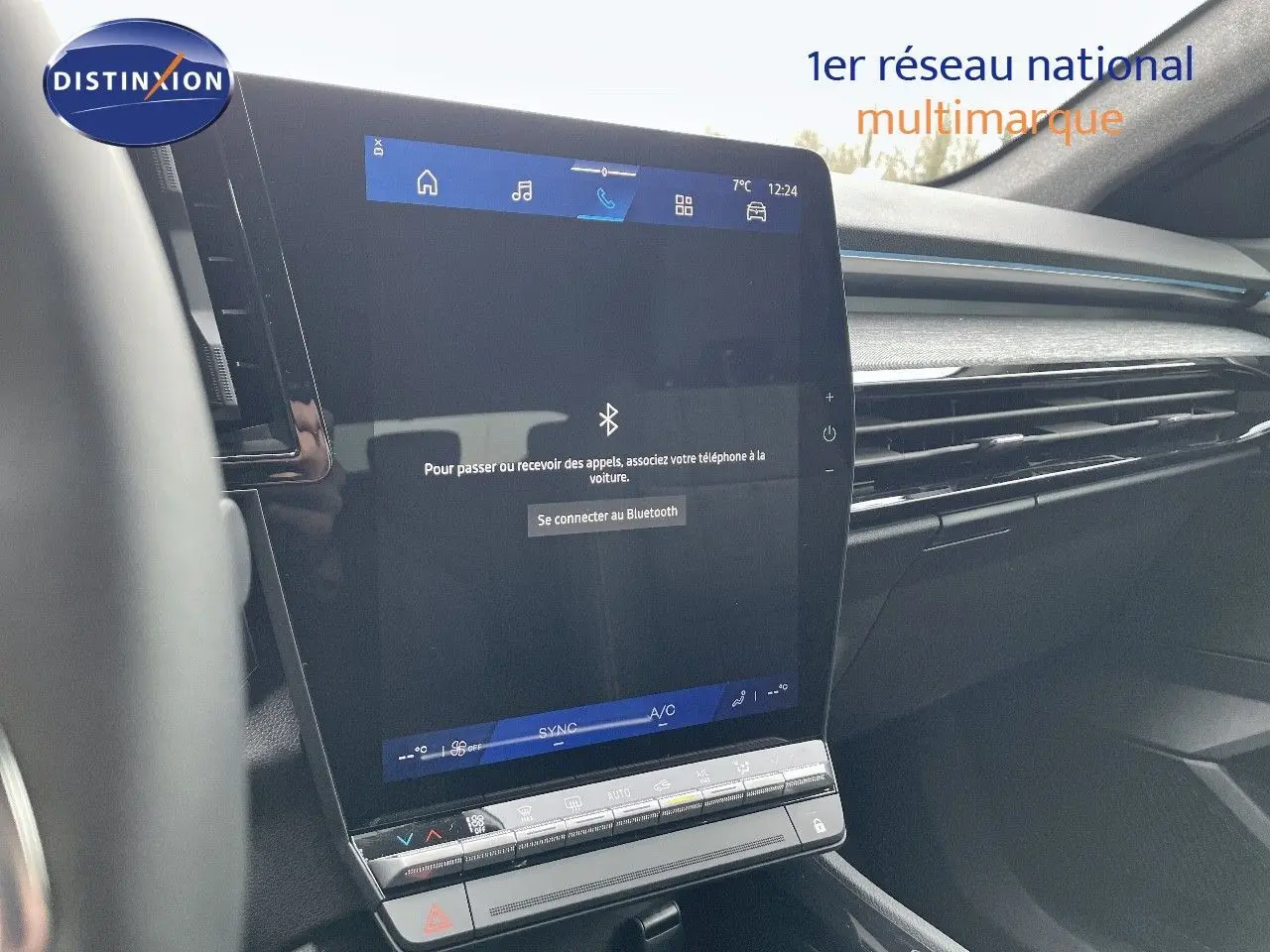 Écran tactile central allumé dans l'habitacle noir du Renault Austral E-Tech Full Hybrid 2025, vue côté conducteur.