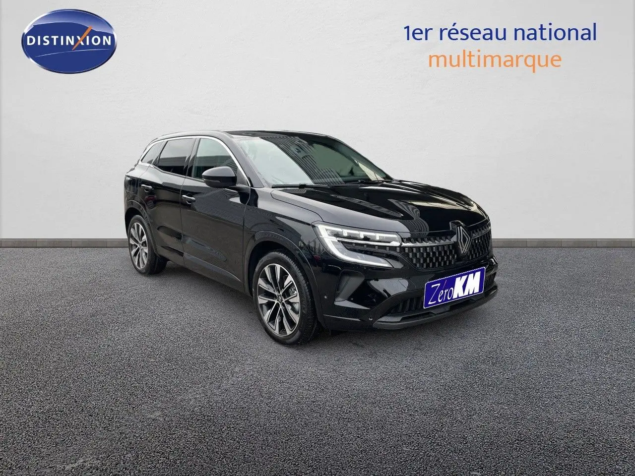 Renault Austral noir étoile métal en 3/4 avant droit, mettant en valeur ses phares LED et sa calandre distinctive.