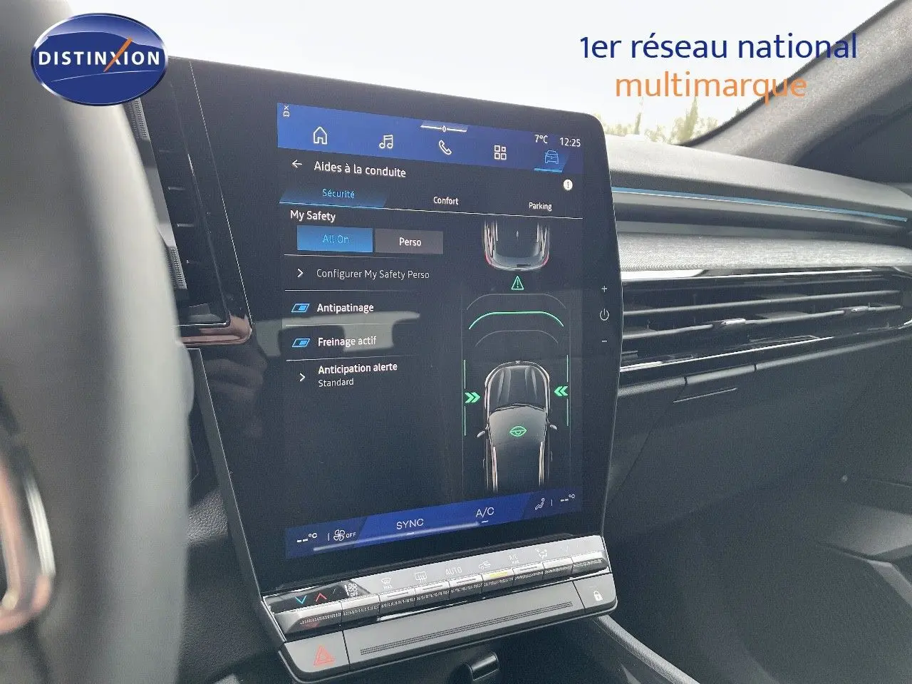 Écran tactile central affichant les aides à la conduite dans l'habitacle d'un Renault Austral noir étoile métal.