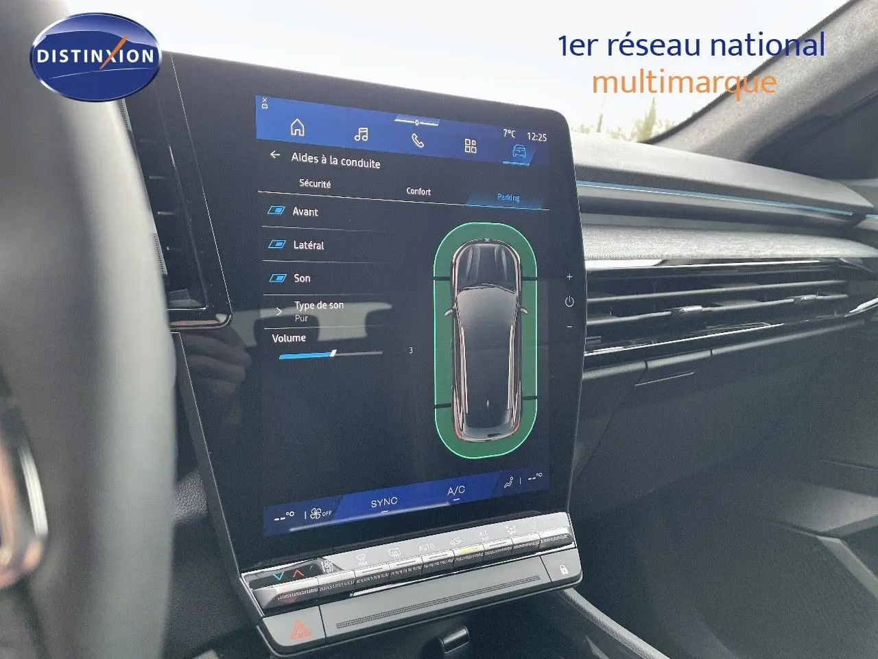 Vue rapprochée de l'écran tactile central du Renault Austral noir étoile métal, affichant les aides à la conduite.