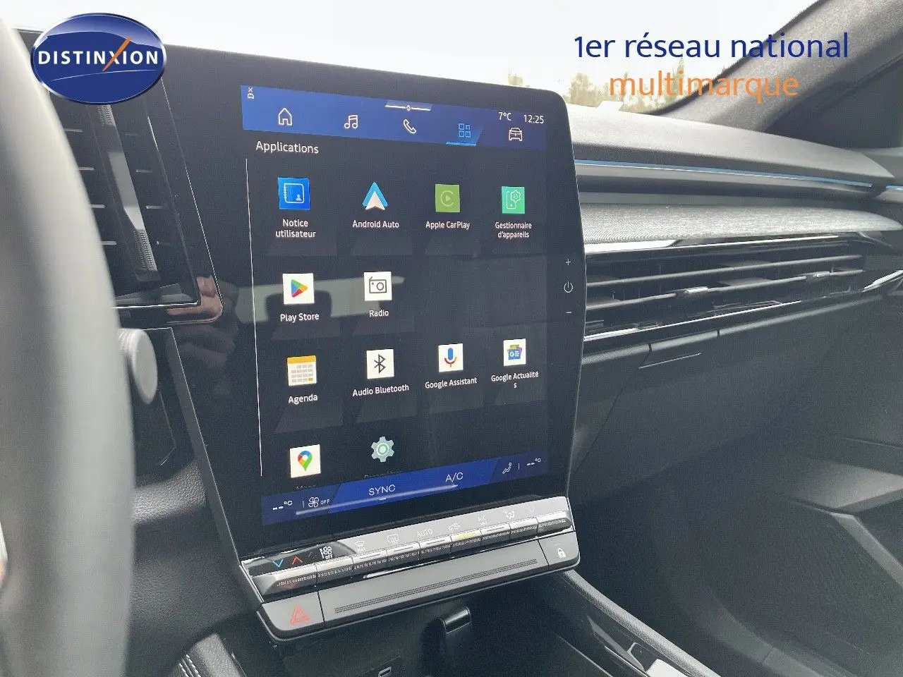 Tablette tactile centrale affichant les applications dans l'habitacle noir du Renault Austral E-Tech Full Hybrid 2025.
