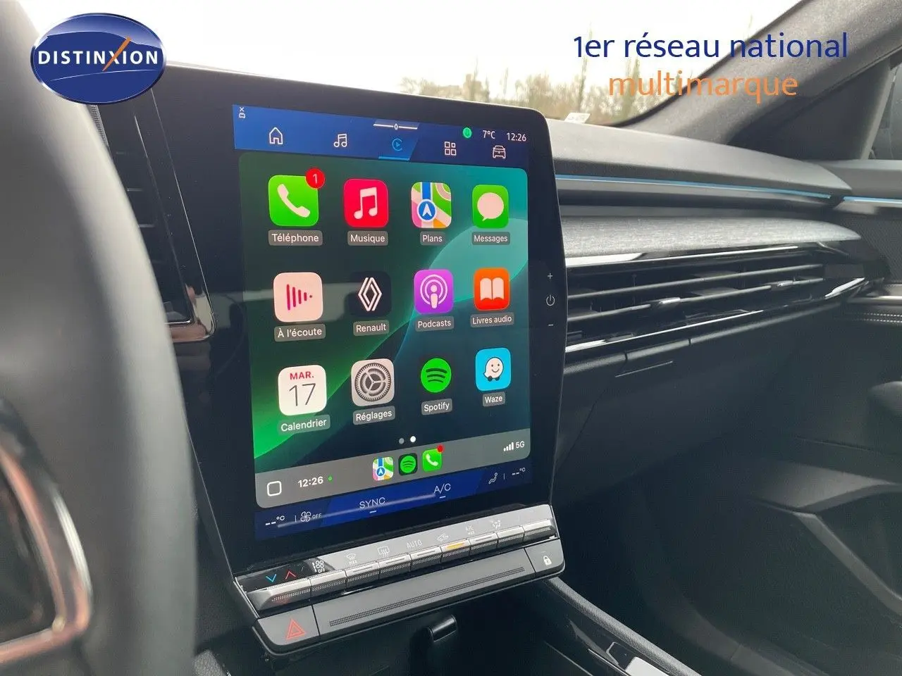 Vue rapprochée de l'écran tactile central du Renault Austral 2025, affichant les applications connectées dans un intérieur moderne.