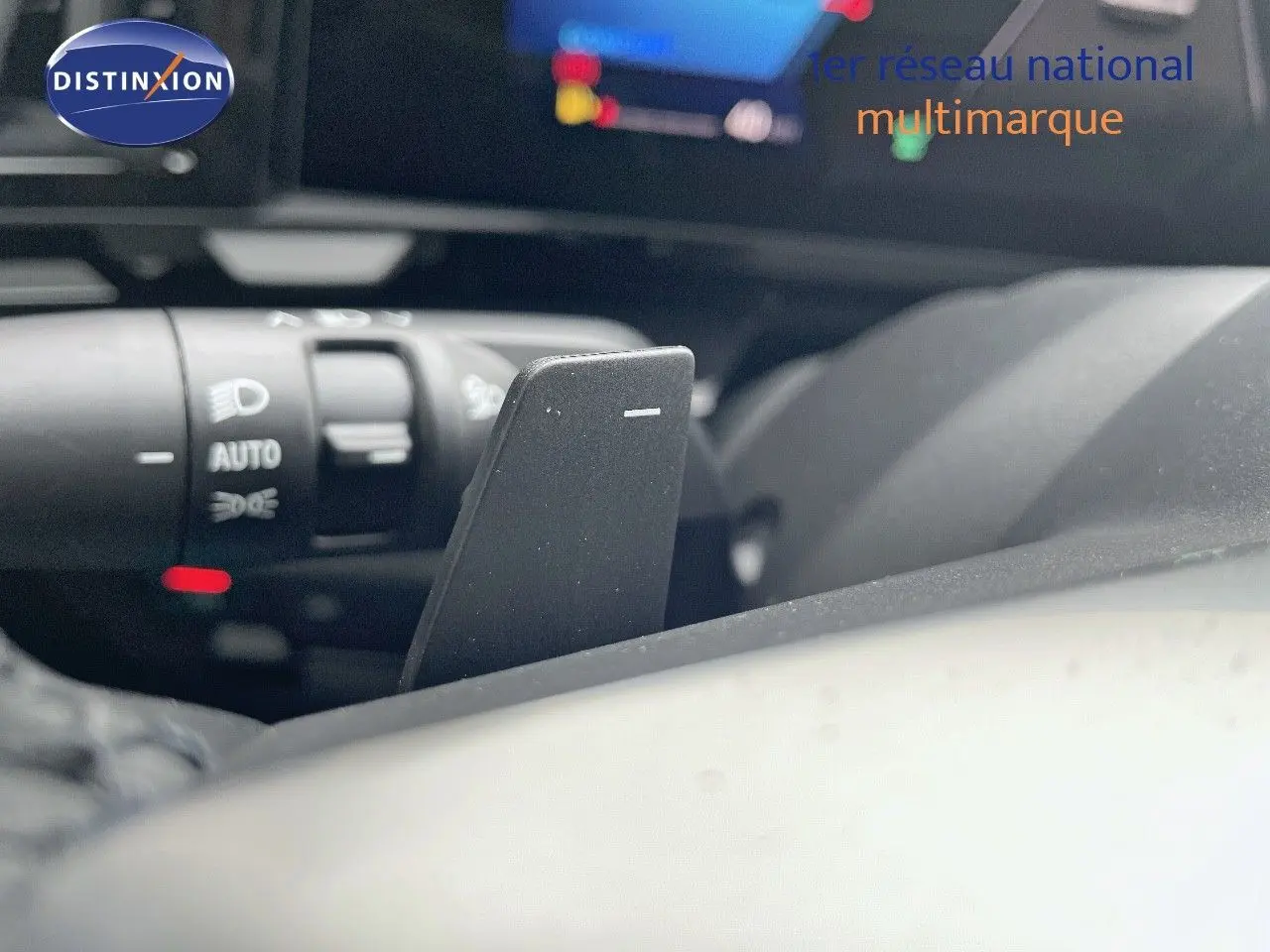 Détail de la palette de changement de vitesse noire sur le volant du Renault Austral E-Tech Full Hybrid 2025.