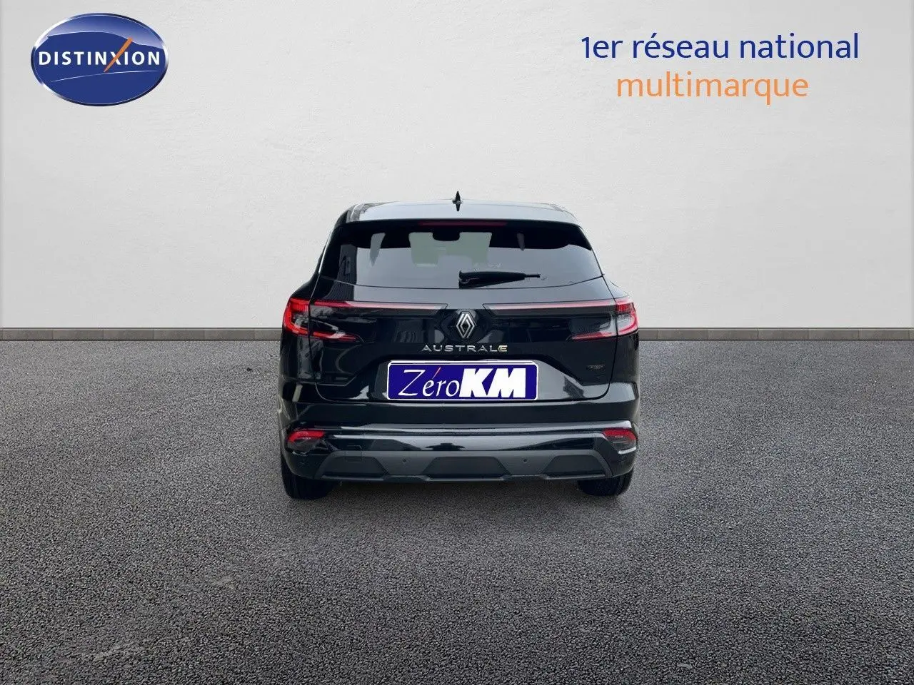 Vue arrière d'un Renault Austral noir étoile métal 2025 avec logo et feux LED distinctifs allumés.