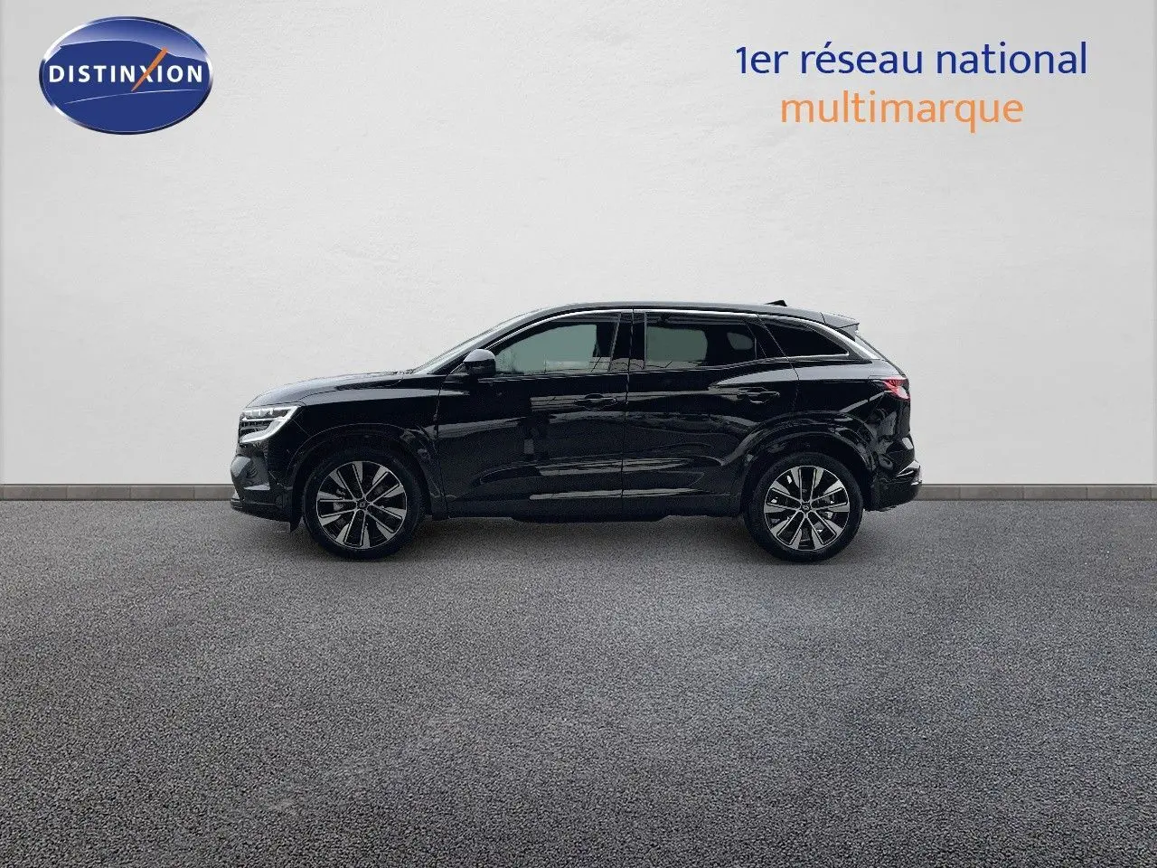 Profil côté gauche du Renault Austral E-Tech Full Hybrid 200ch en noir étoile métal, sur fond neutre intérieur showroom.